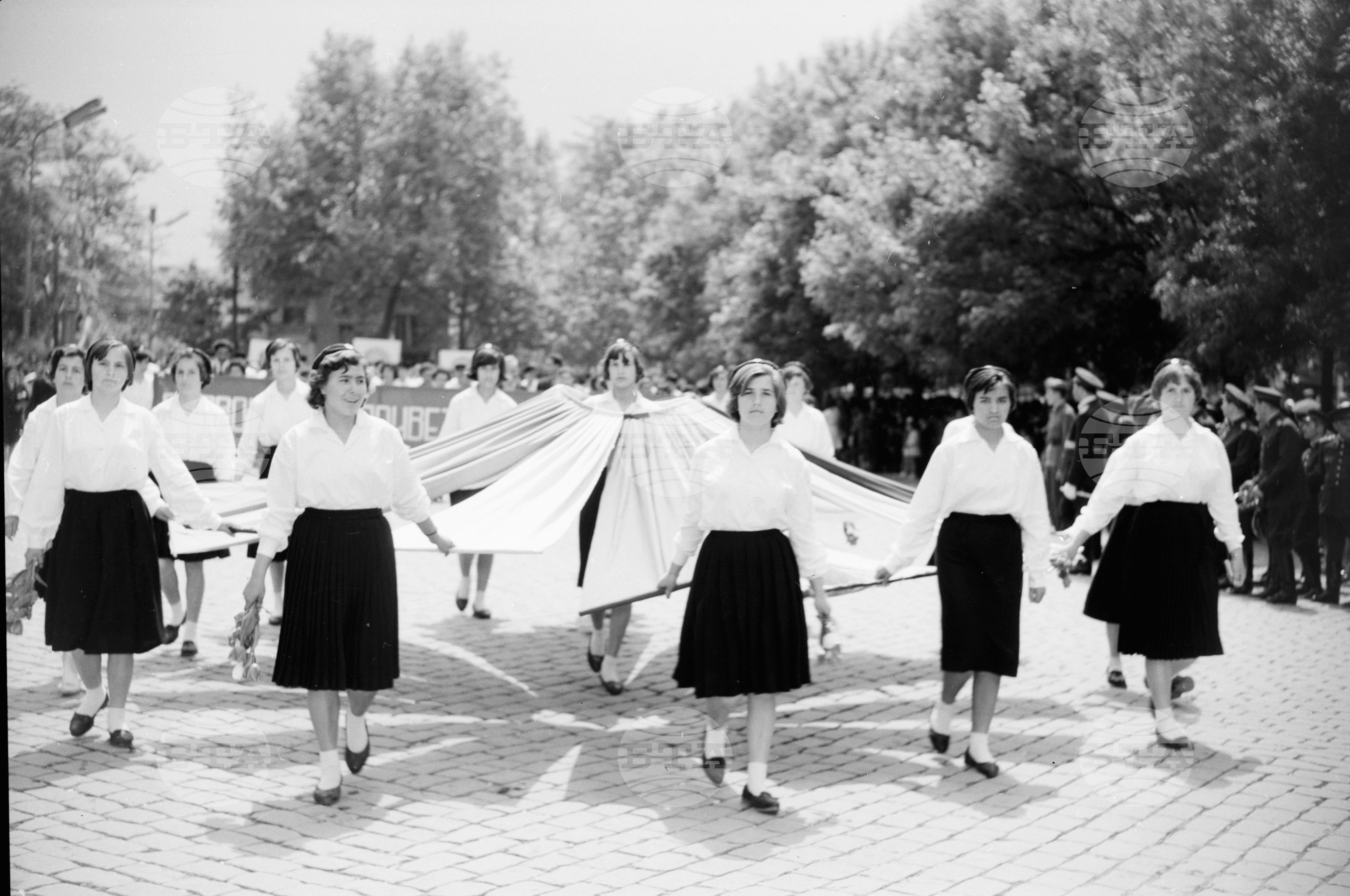 Величествената първомайска манифестация на трудещите се в Пловдив (1961) част 4