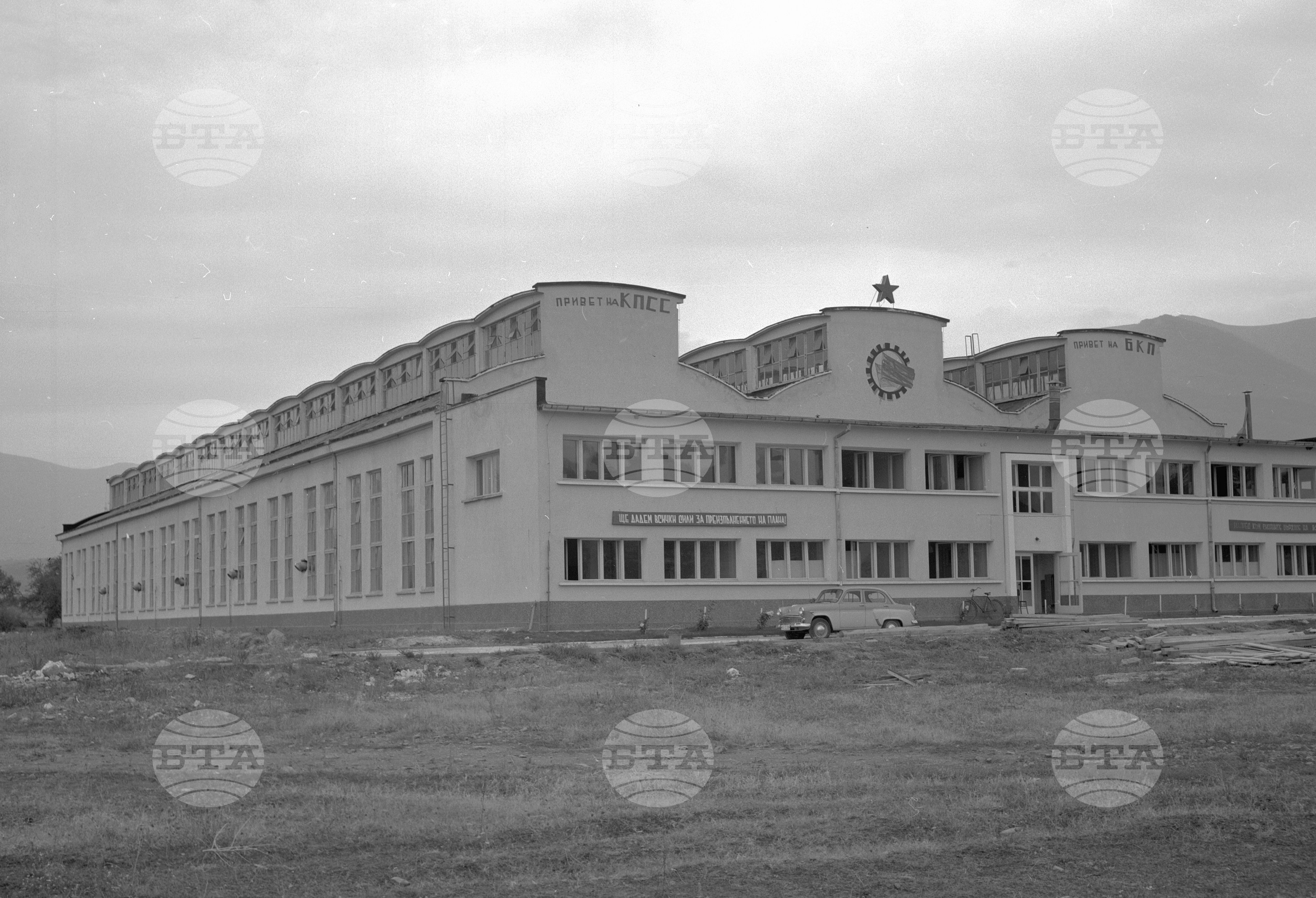 В новопостроеният завод за абразивни инструменти (шмиргелови шайби) край град Берковица