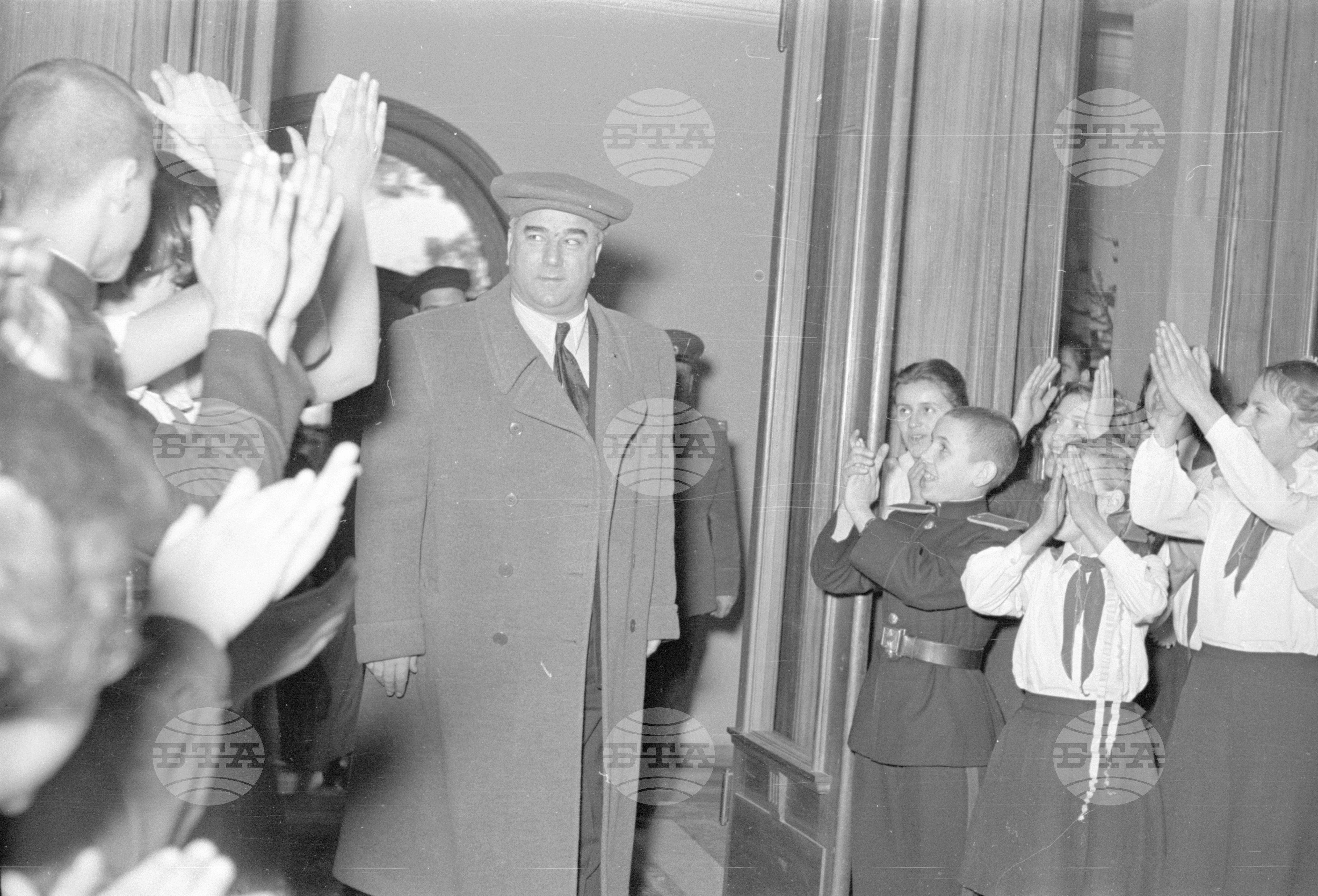 Вълко Червенков и пионери посрещат новата 1953 година