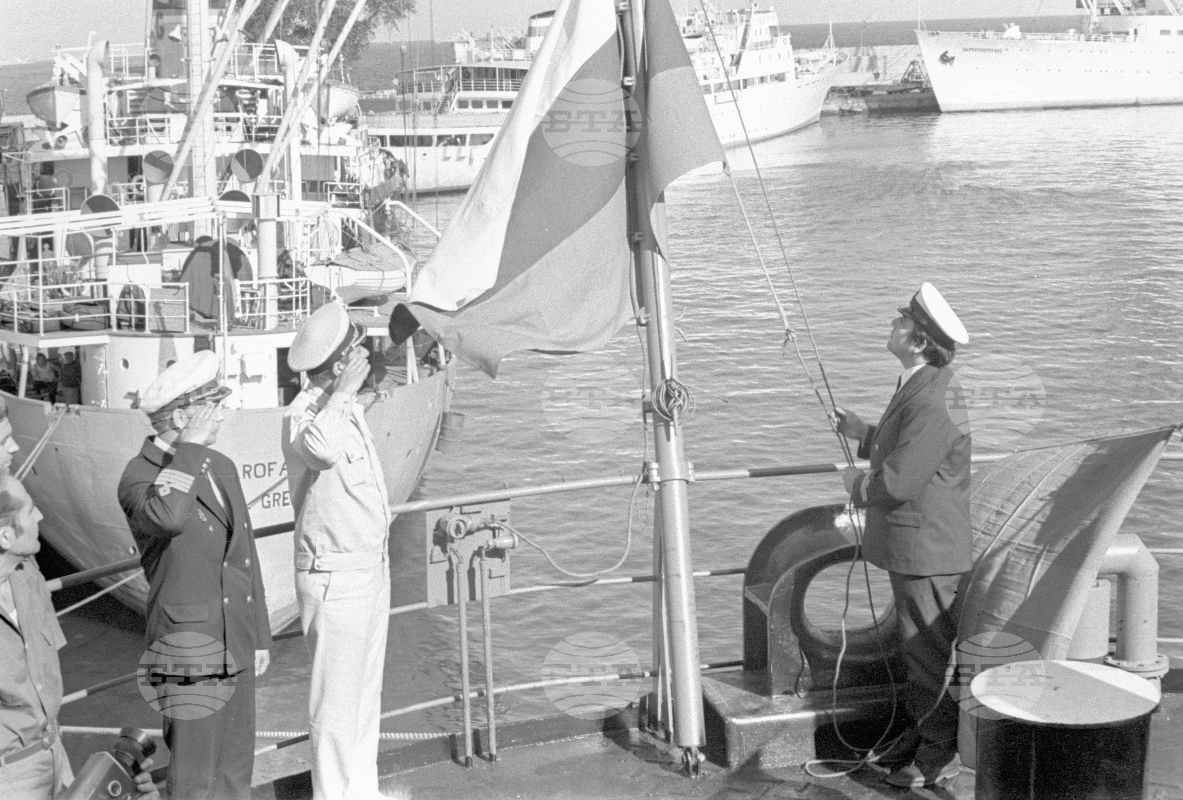 На кораб "Виден" се вее родният трибагреник - 1972 година