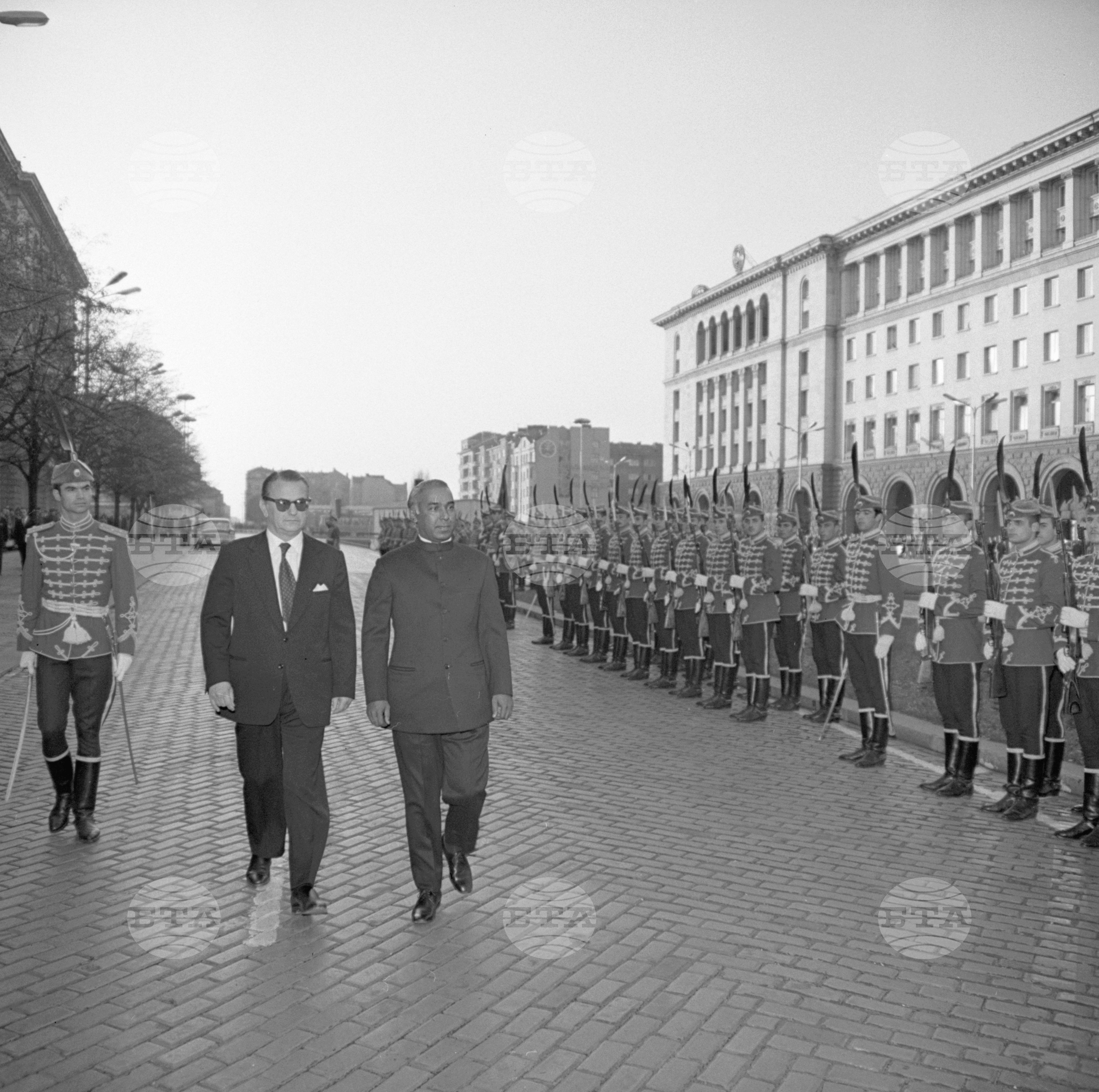 Посланикът на Бангладеш, Шамсур Рахман, връчви акредитивните си писма - 1972 година