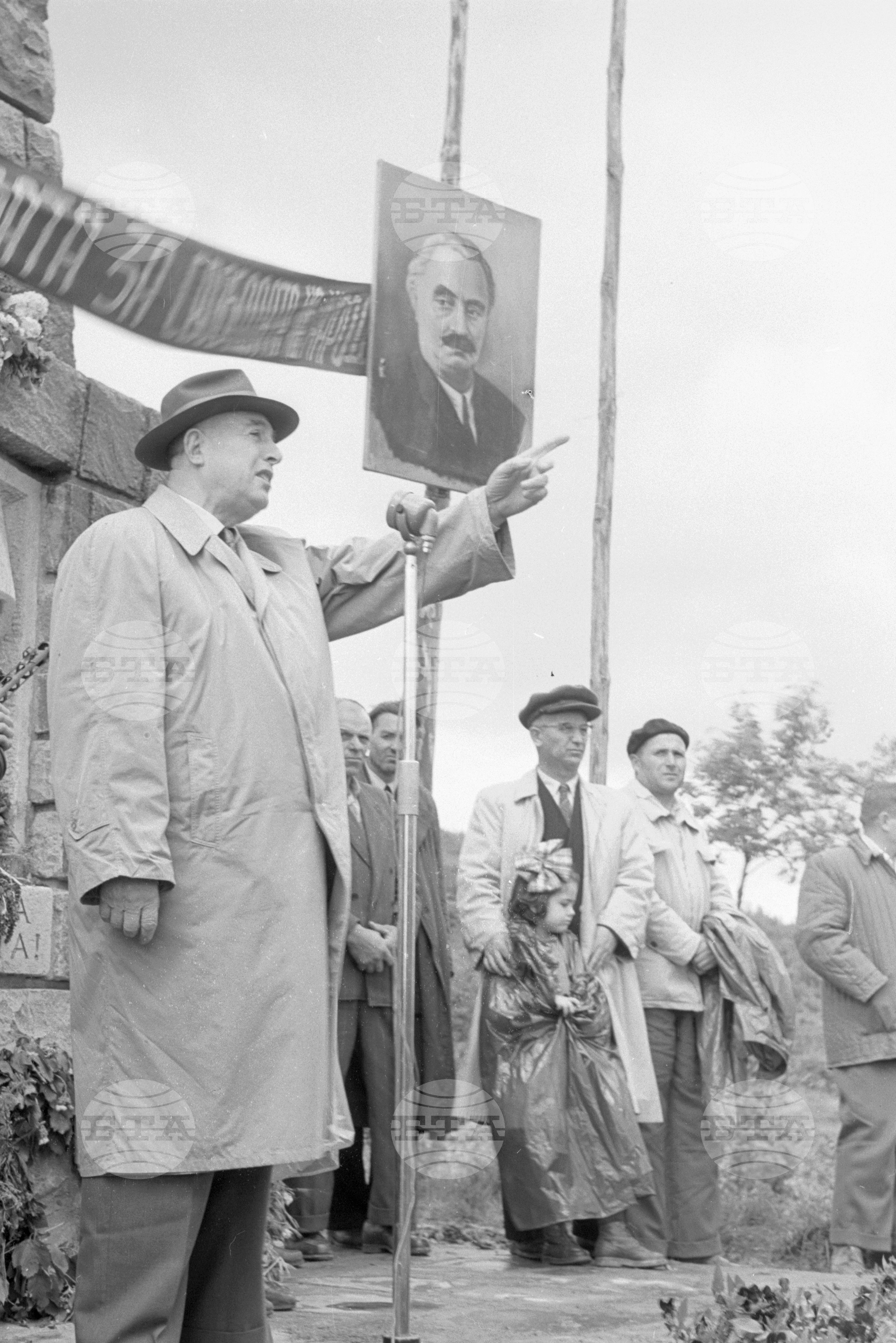 Тържествен митинг край язовир "Сталин" (дн. яз. "Искър")