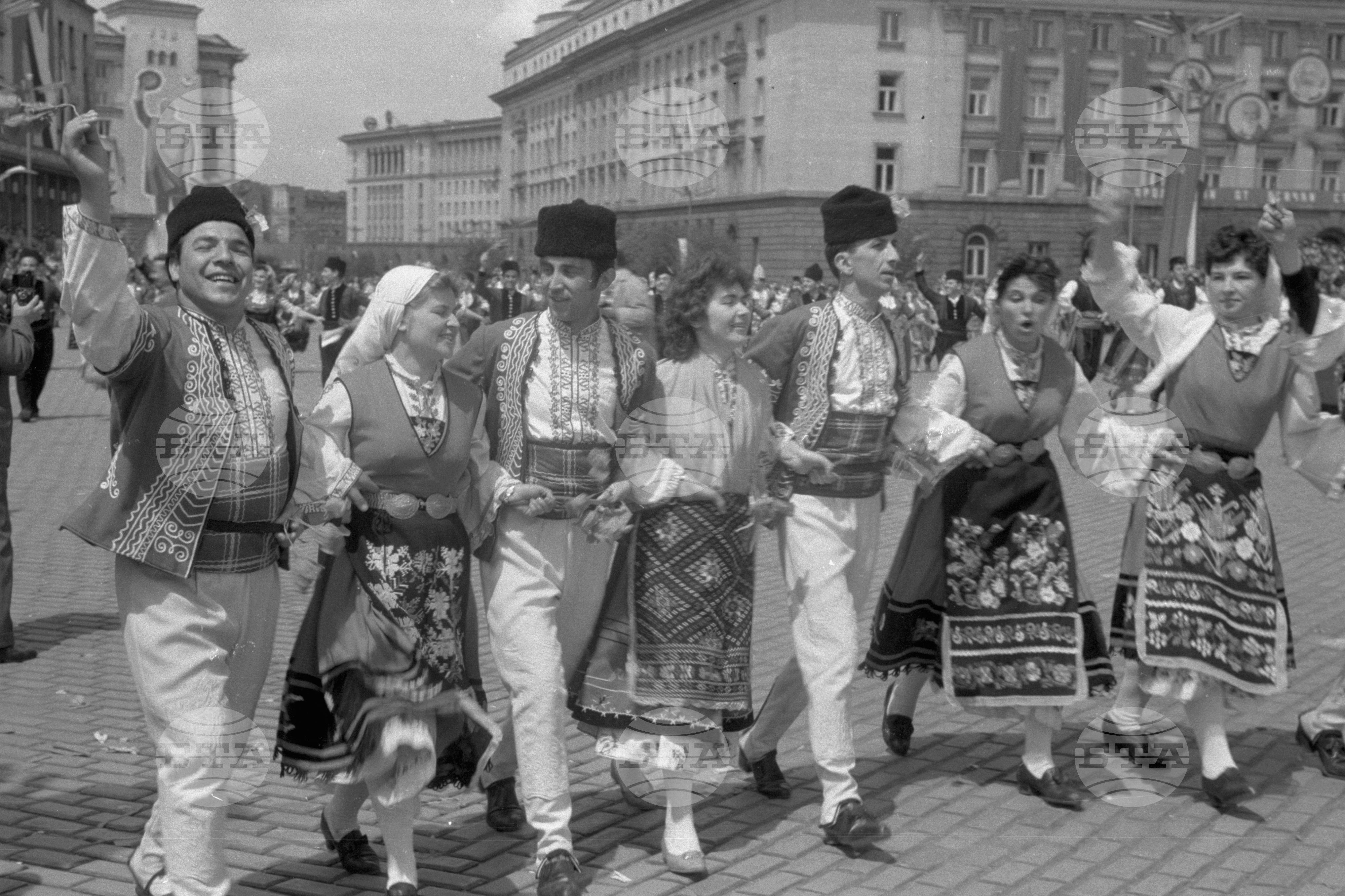 Първомайска манифестация в столицата 1962г. част 4