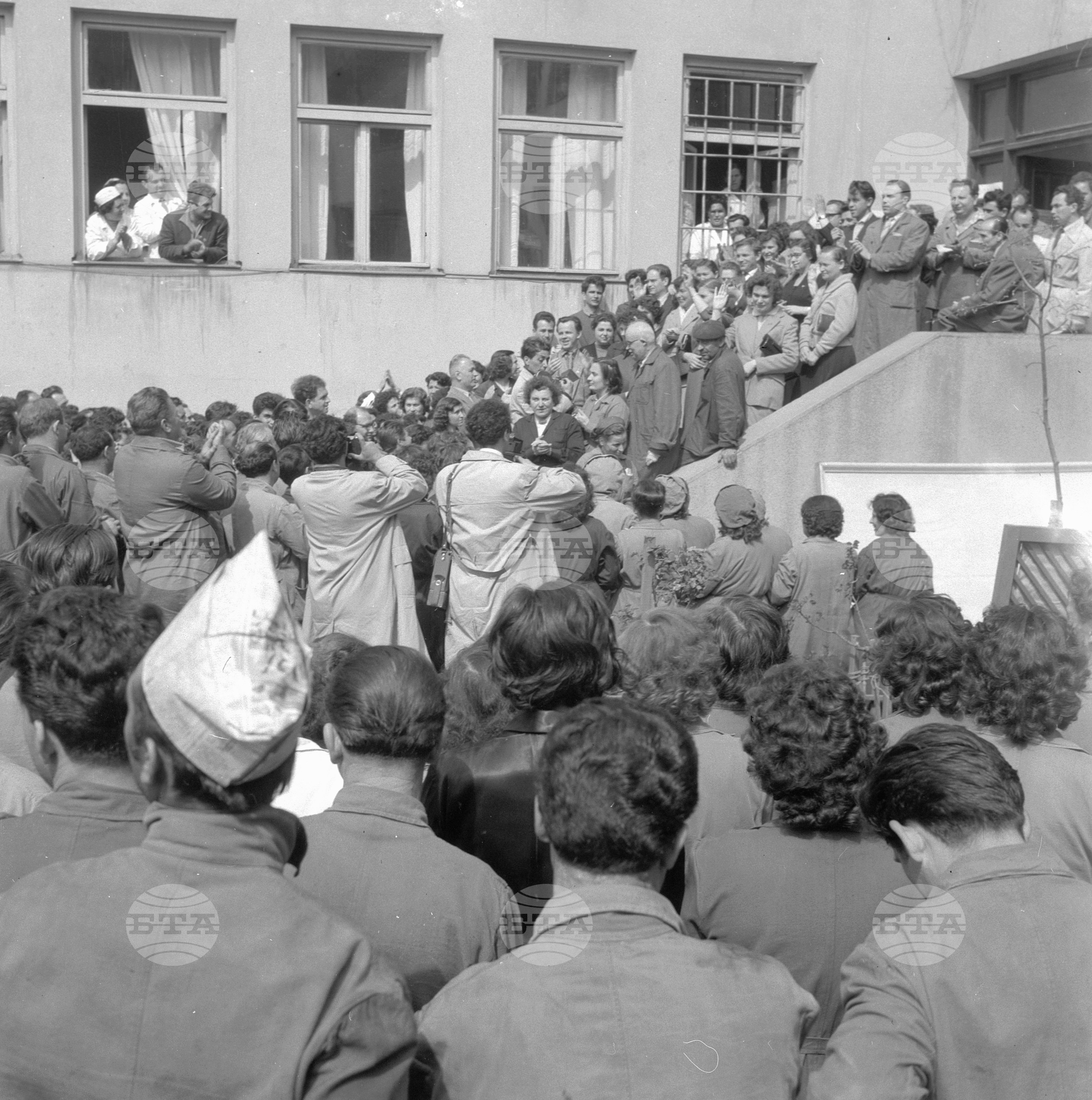 Съветският майор-летец Ю. А. Гагарин извърши успешен полет в Космоса