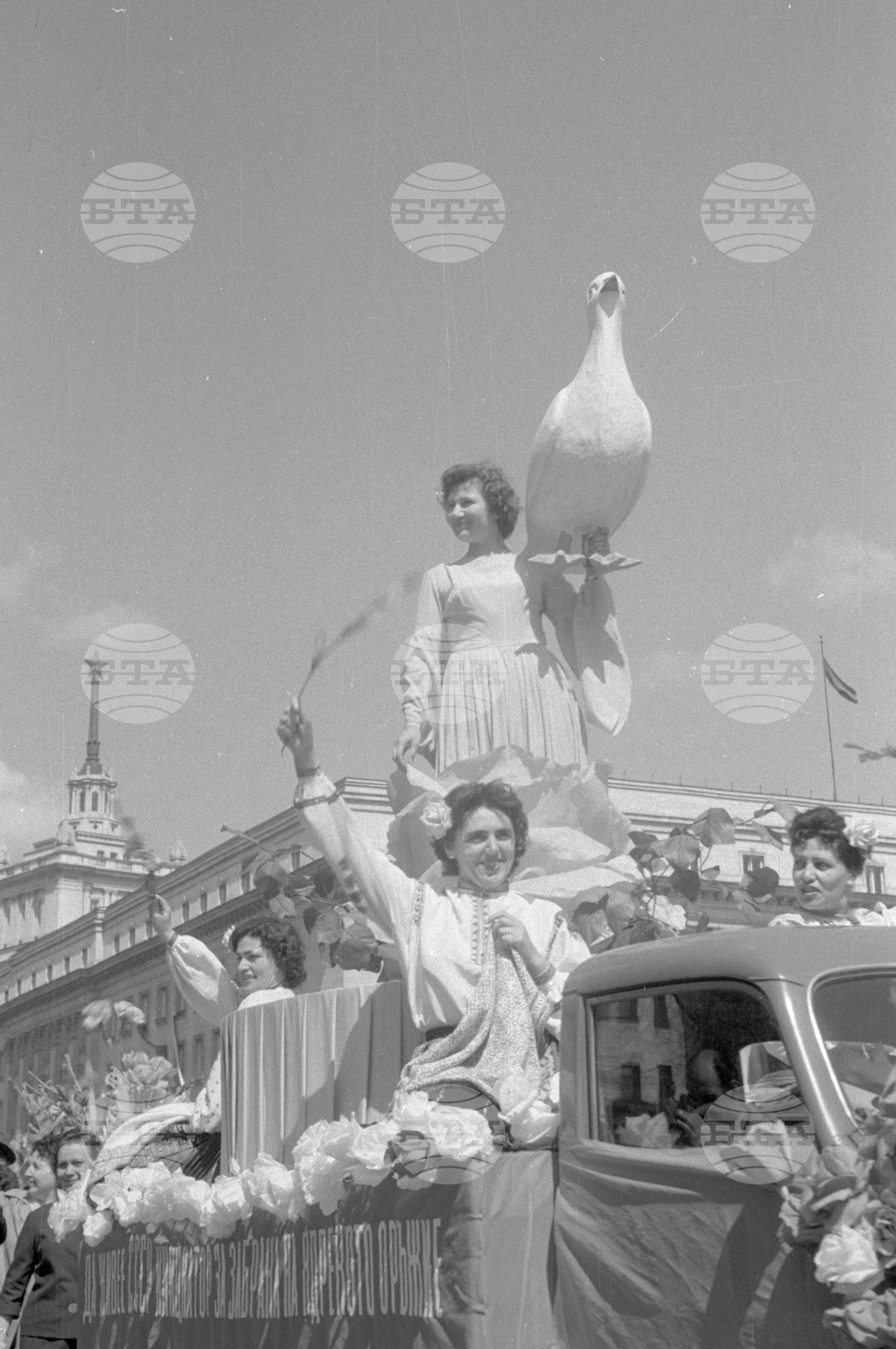 Първомайска манифестация в столицата 1962г. част 4
