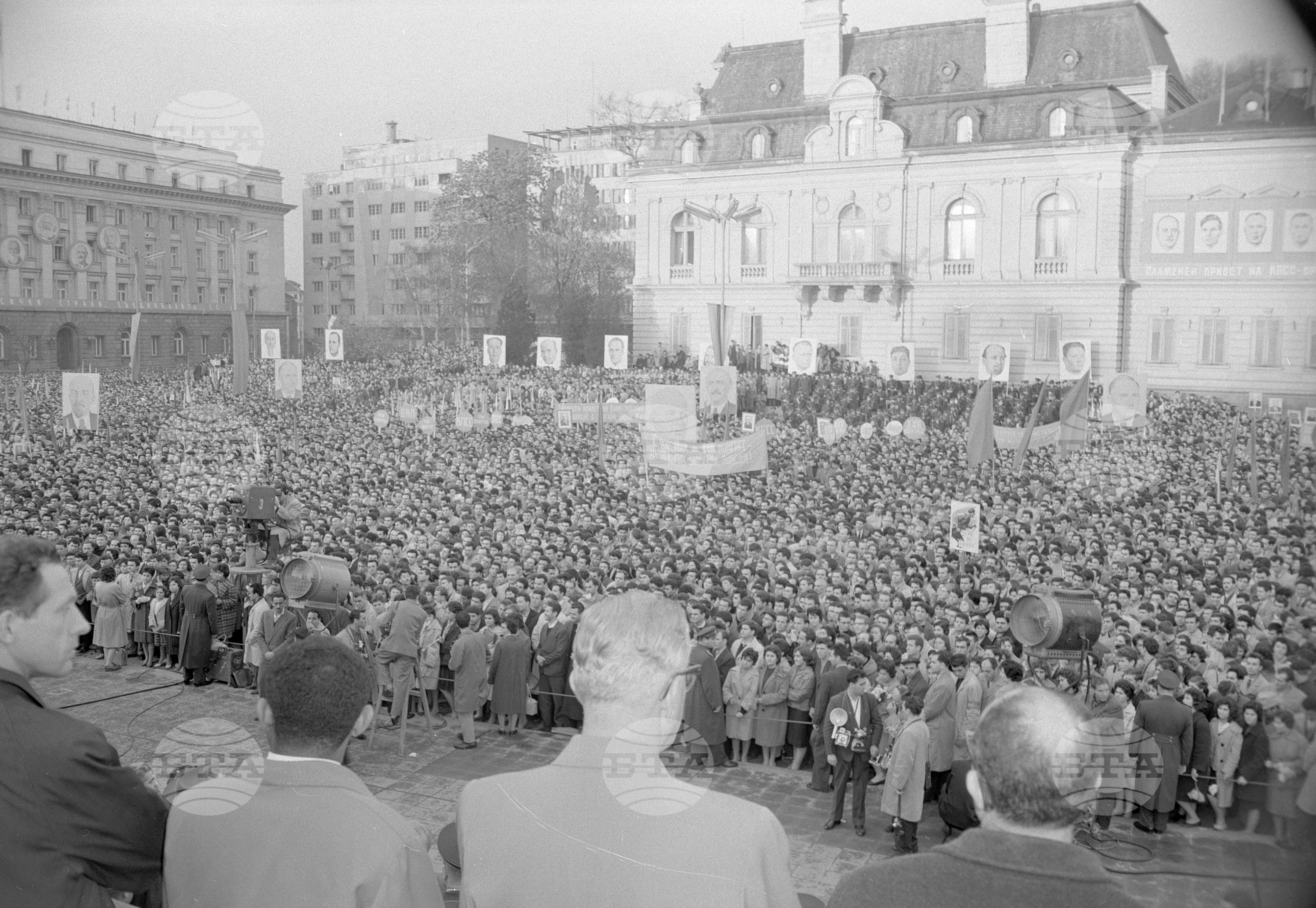 Многохиляден митинг в столицата по случай завършването на Осмия Конгрес на Българската комунистическа партия
