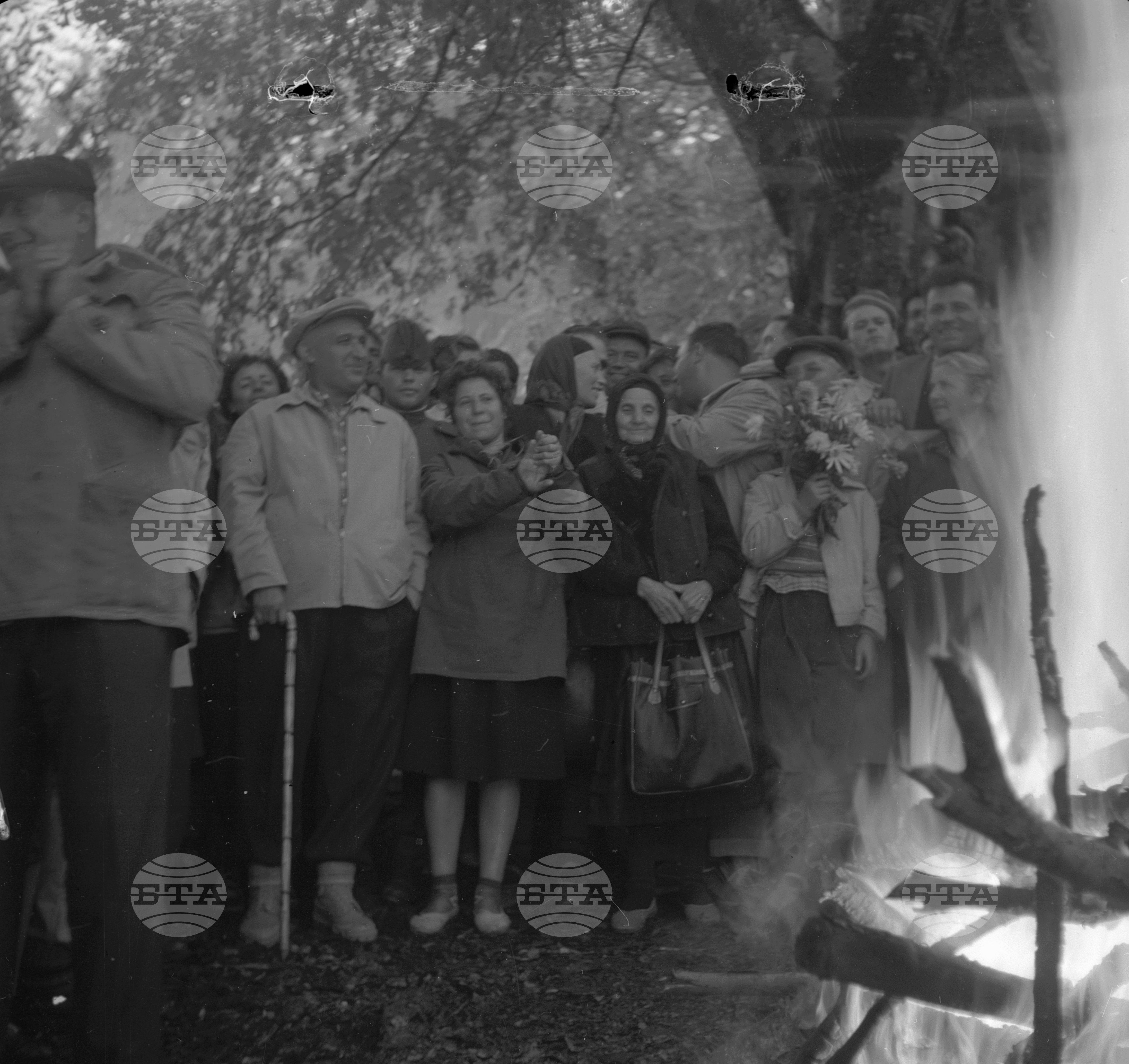 Под връх Баба се събраха на другарска среща бивши партизани, ятаци, помагачи и близки на загиналите в борбата срещу фашизма от бригадата "Чавдар". Гост на тази среща бе и първият секретар на ЦК на БКП др. Тодор Живков