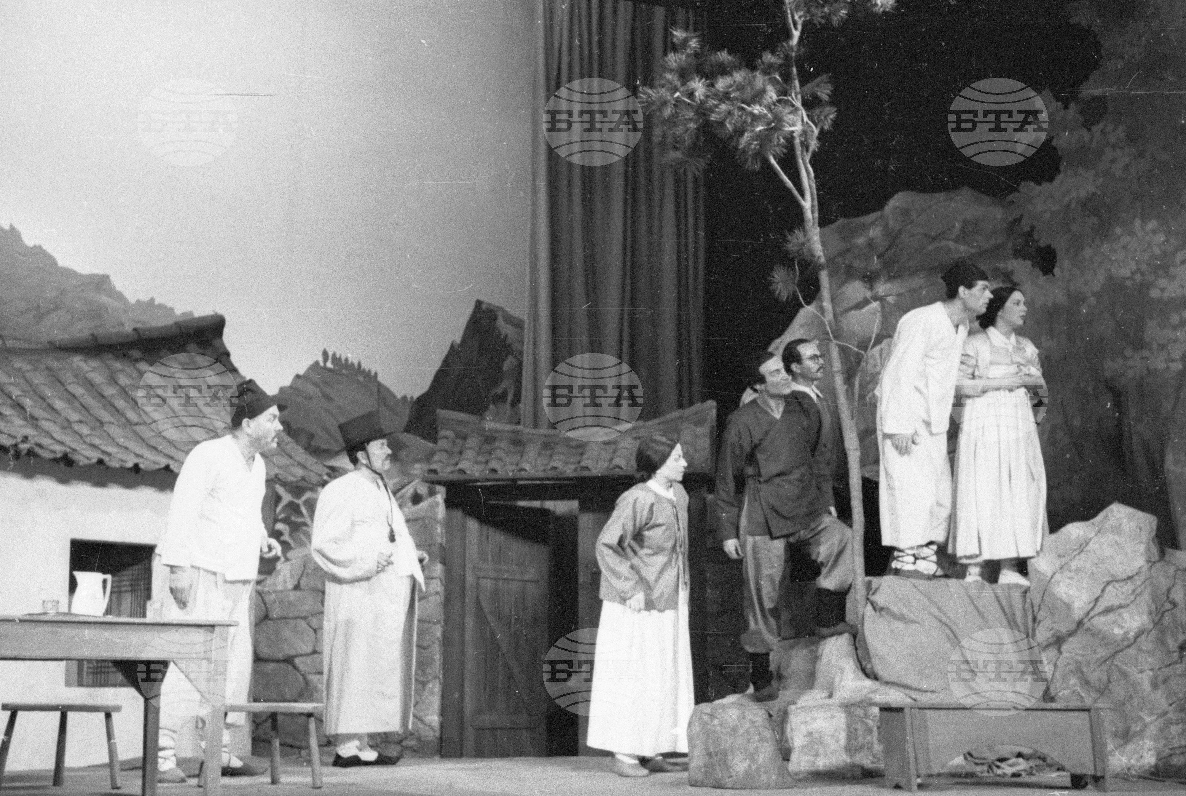 Театрално представление "Хора с добра воля", 1951