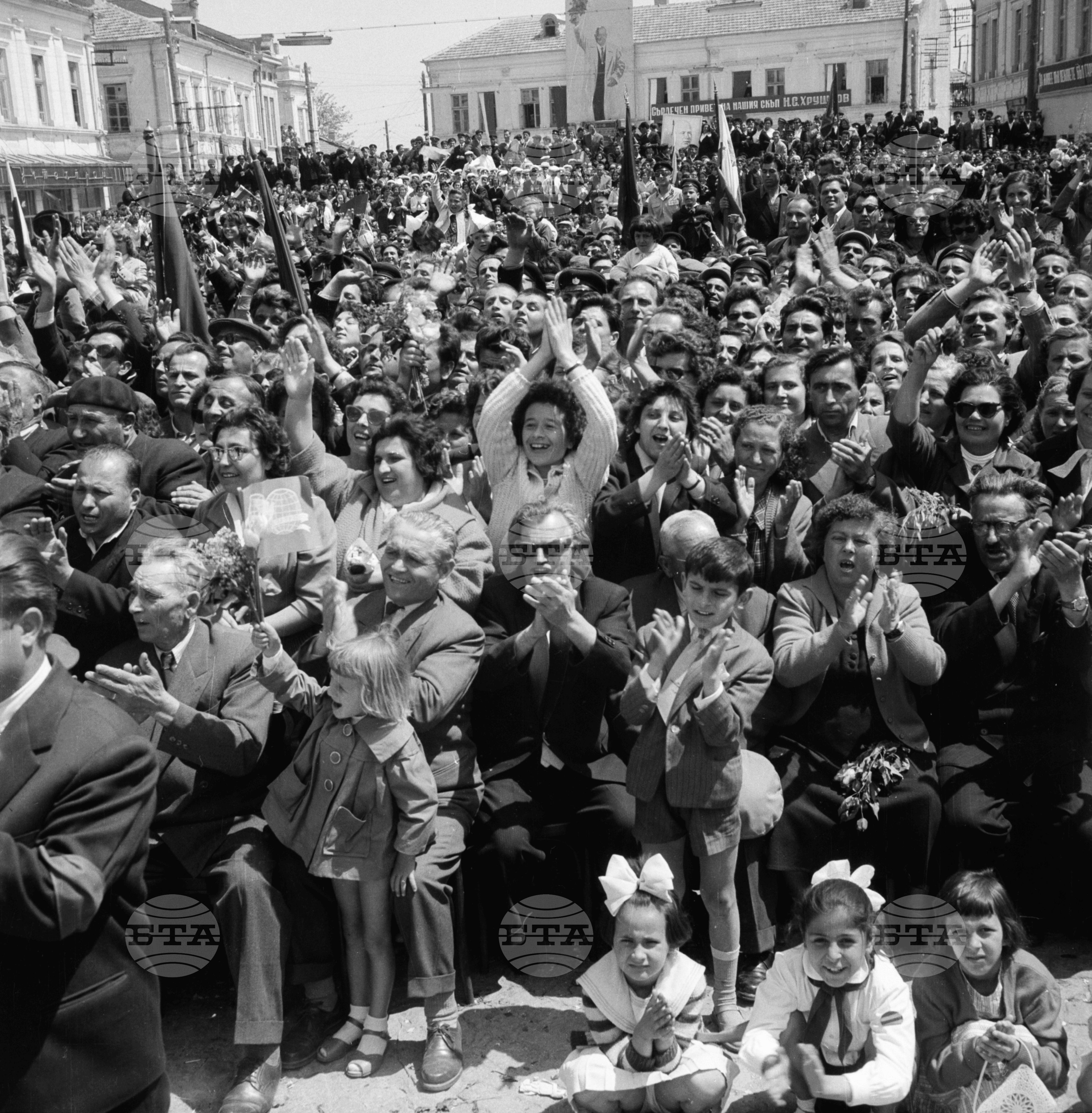 Съветската партийно-правителствена делегация, начело с Н.С. Хрушчов на обиколка из страната. Посрещане и митинг на дружбата в град Толбухин (днес Добрич)