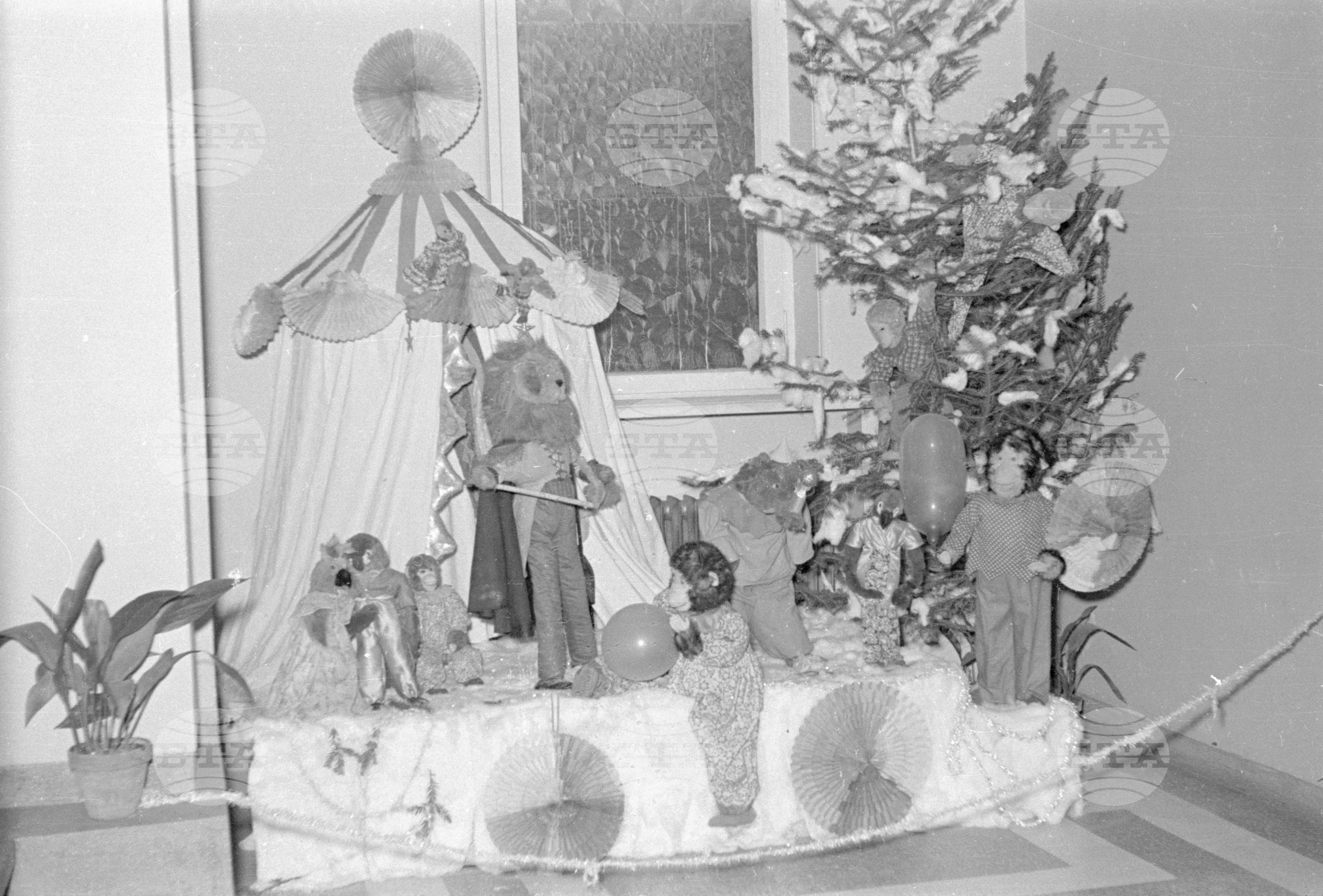 Пионери от Софийската пионерска организация честитят Новата 1953г. на другаря Вълко Червенков