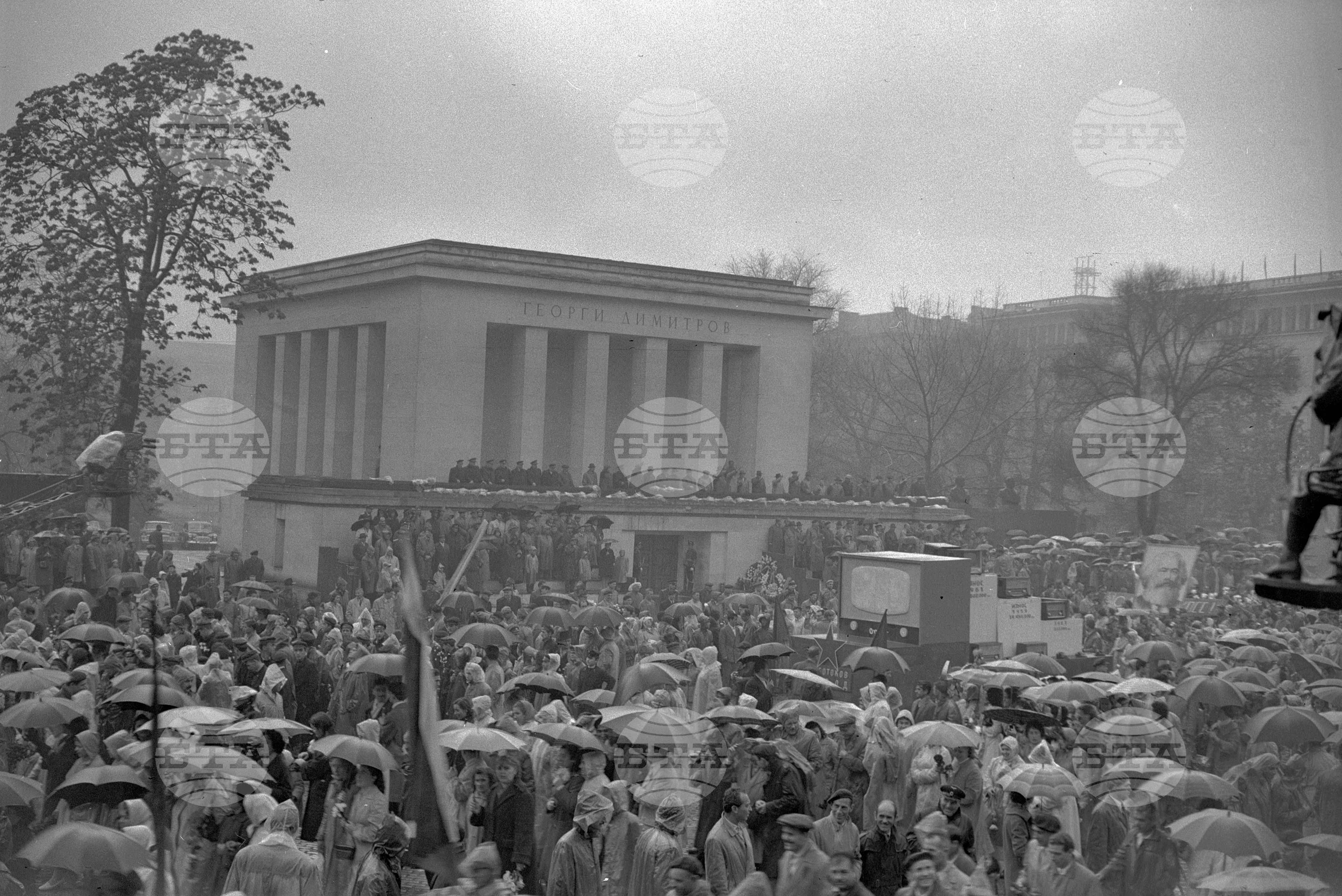 Величествената манифестация на трудещите се в София по случай 44-годишнината от Октомврийската социалистическа революция част 3