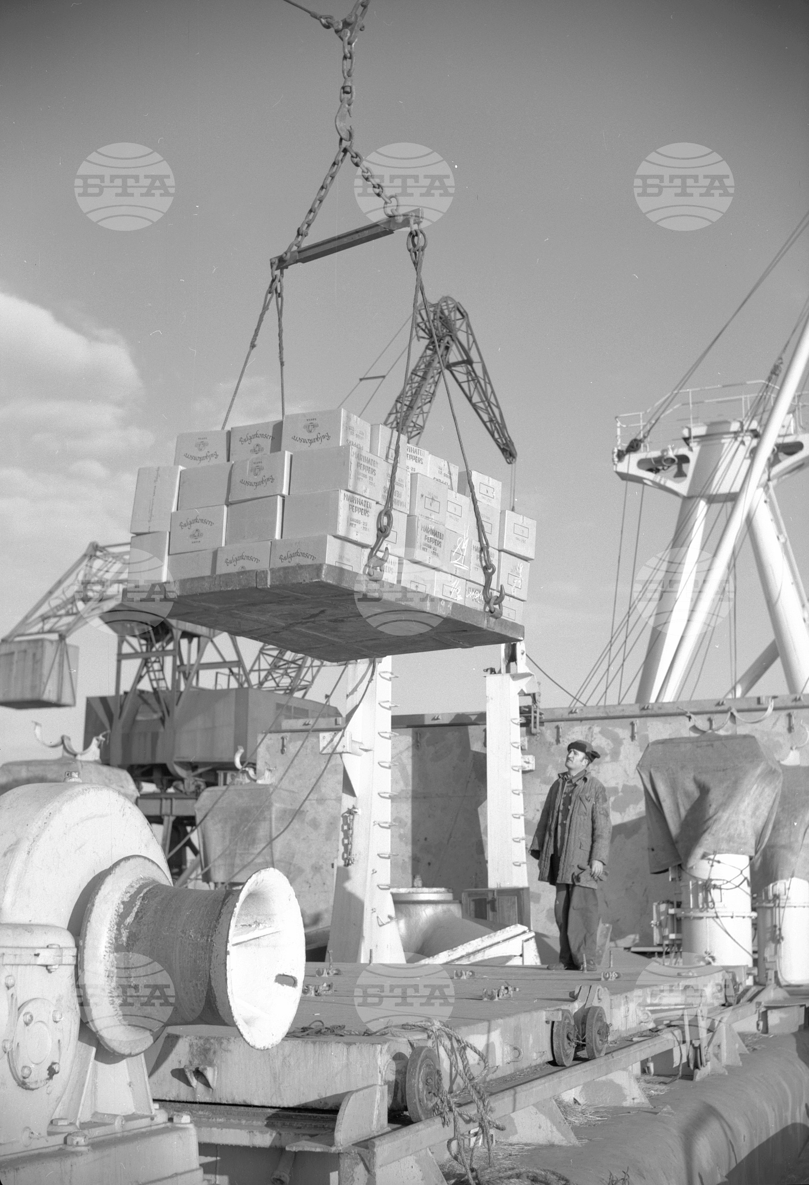 Пристанище Варна товарене на стоки за Република Куба