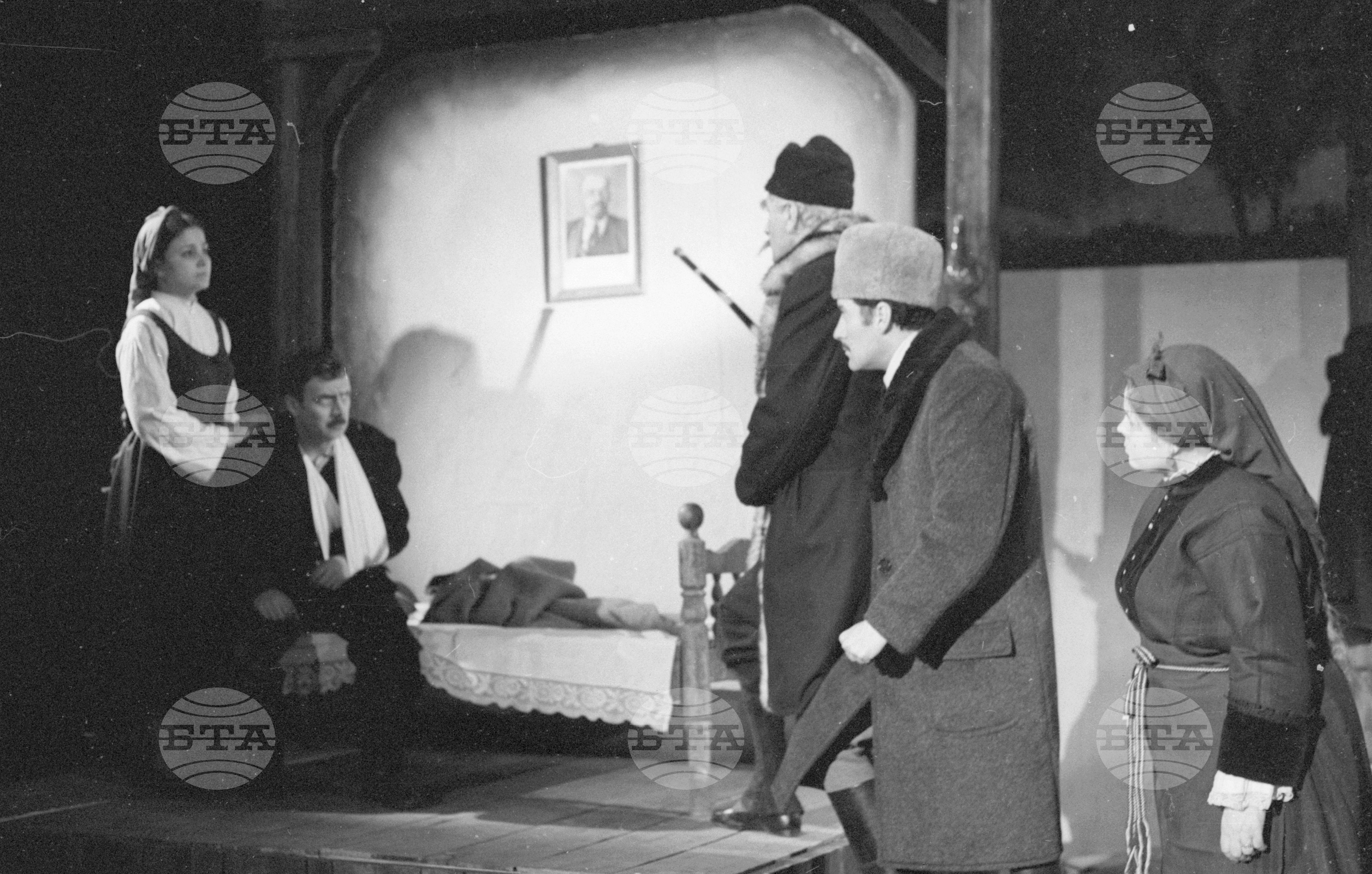 "Ленин влезе в нашия дом " от Георги Караславов, Постановка - Надежда Сейкова
