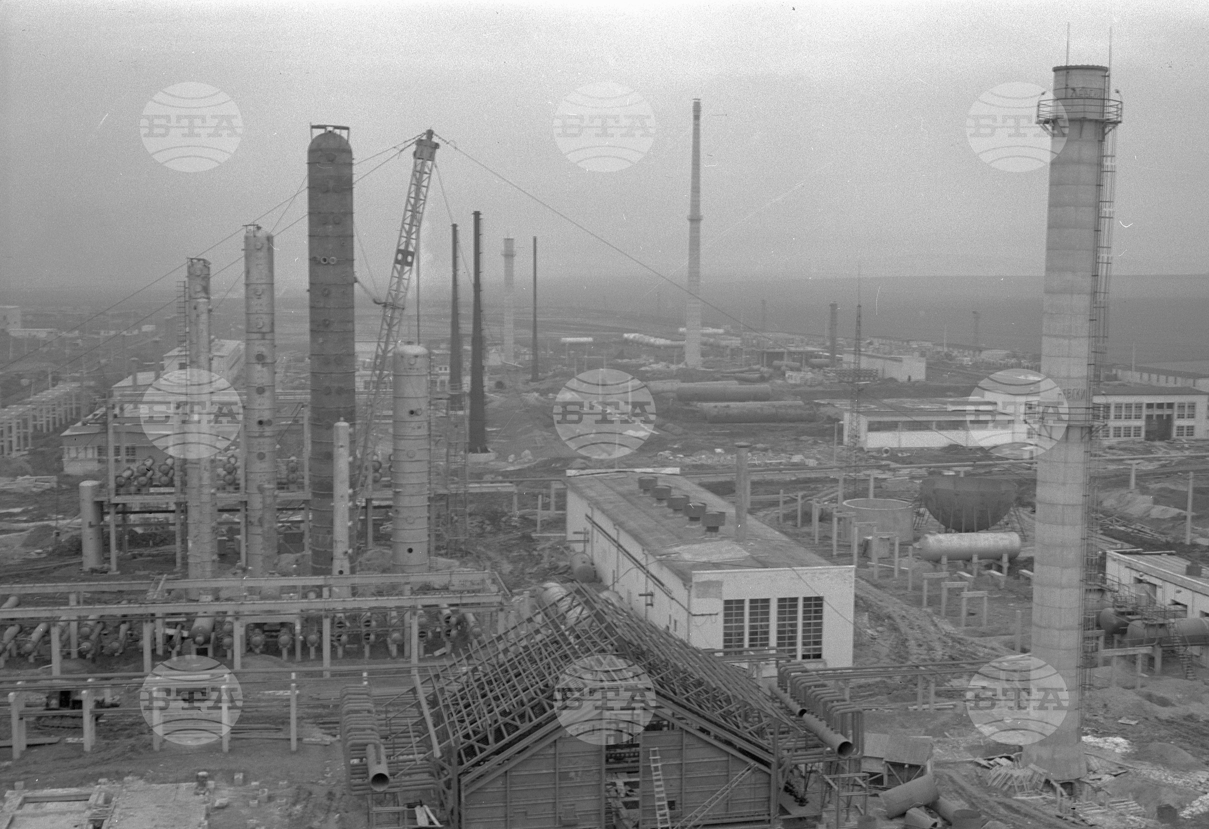 На строежа на нефтопреработвателния завод край Бургас