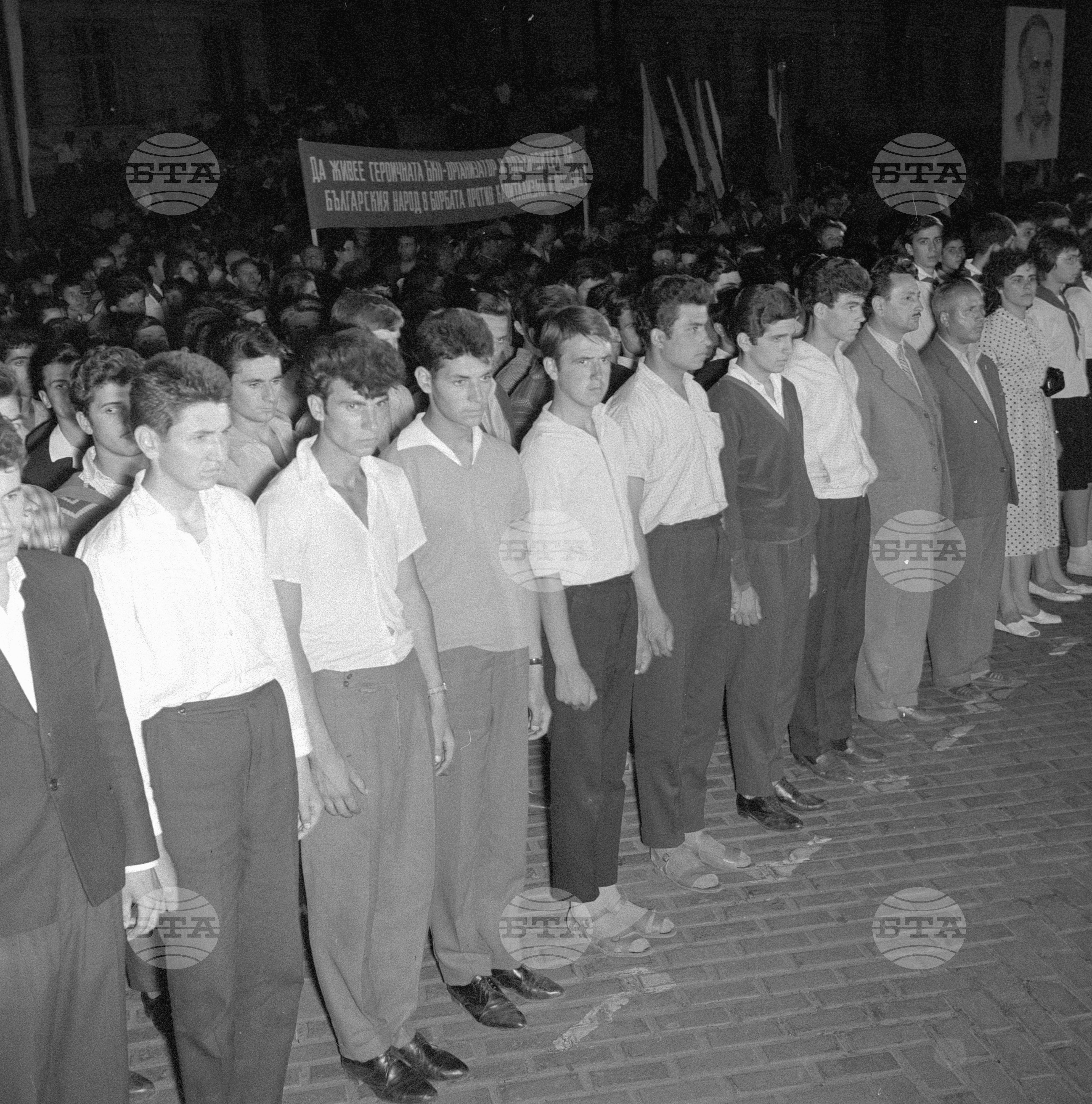 Тържествен митинг на площад "9 септември" в София по случай 2 юни