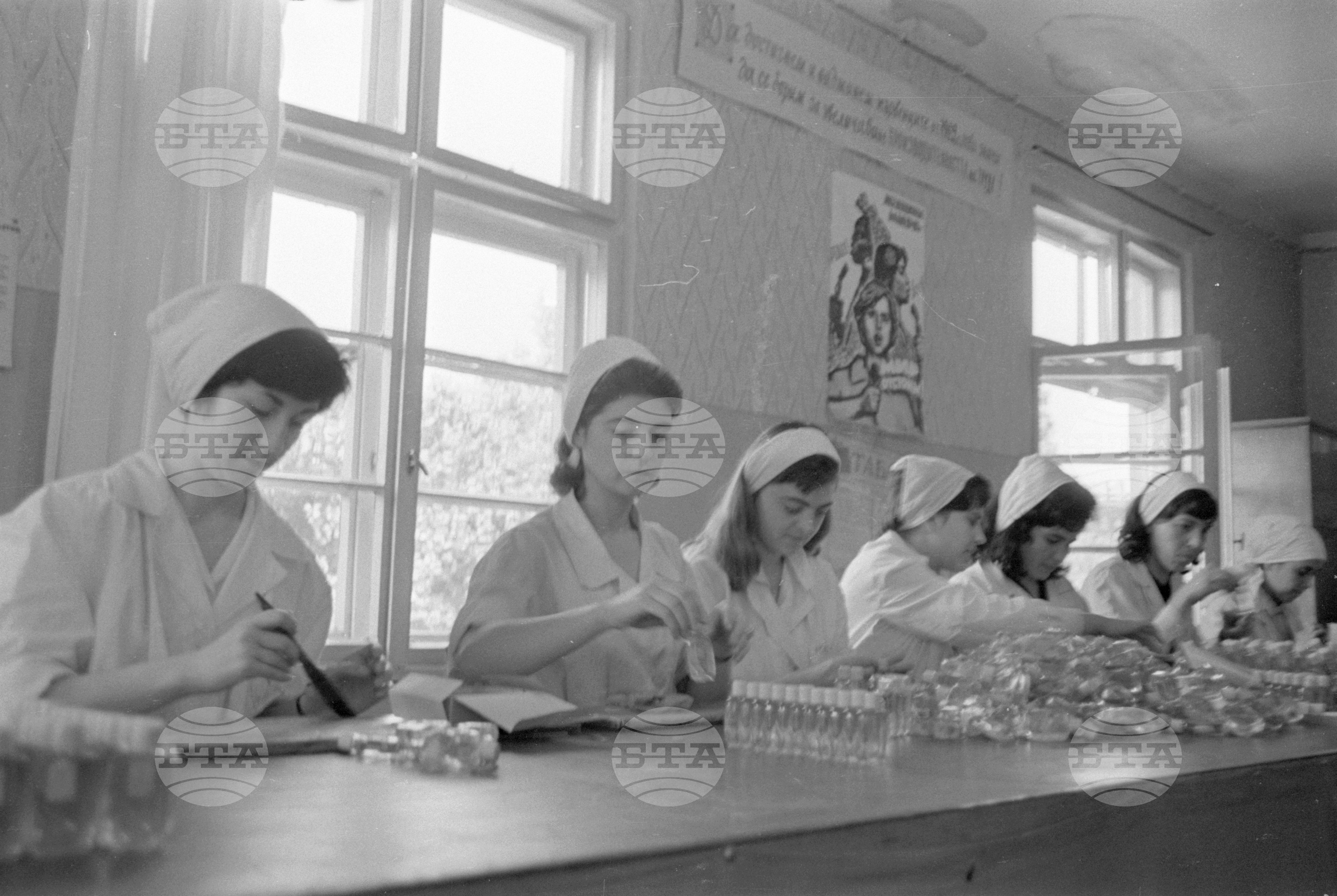 Комсомолките от парфюмерийния цех на Държавно индустриално предприятие (ДИП) "Арома"