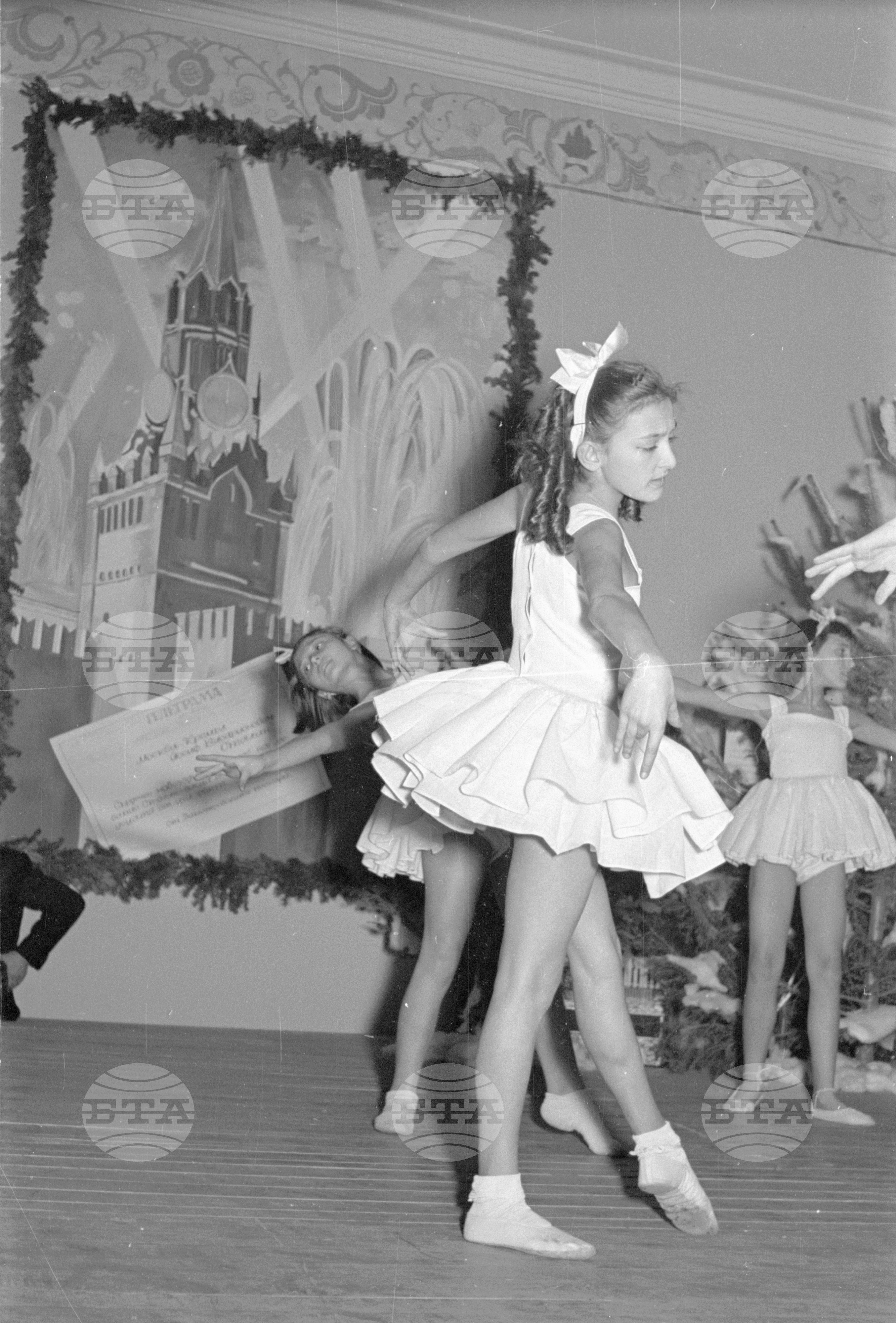 Вълко Червенков и пионери посрещат новата 1953 година