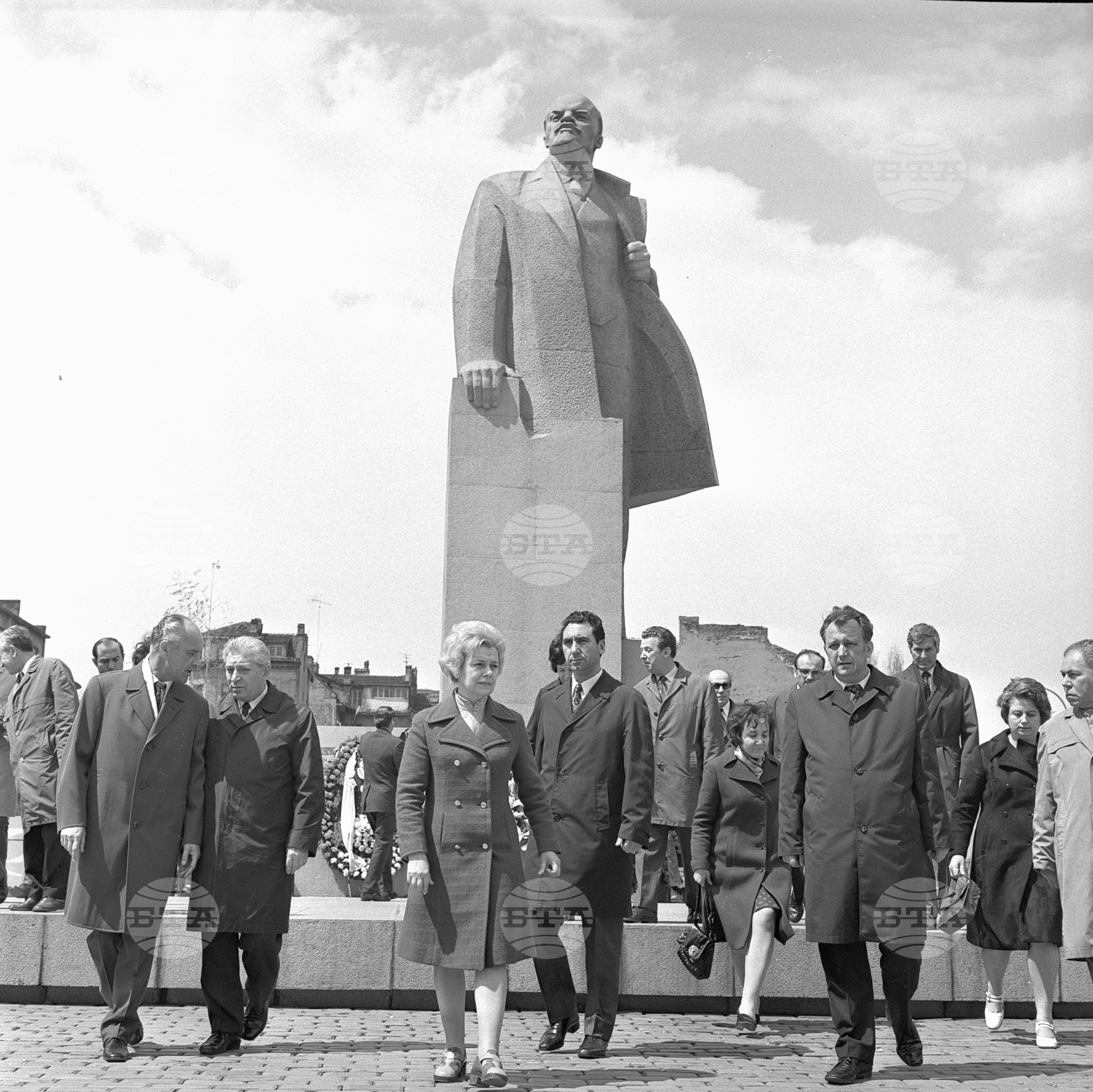 Венци пред паметника на Ленин