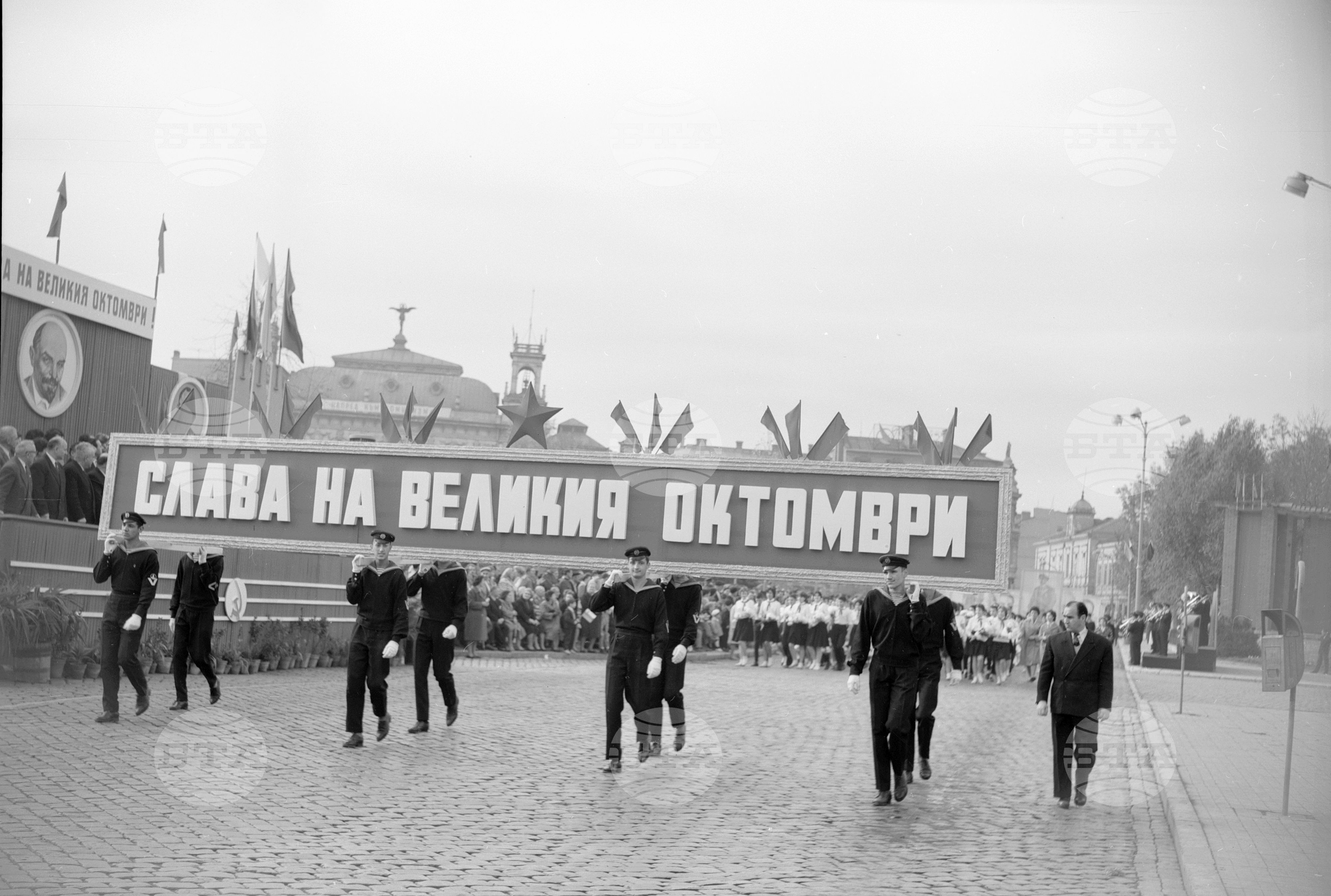 Манифестация на трудещите се в чест на Октомврийската революция в Русе