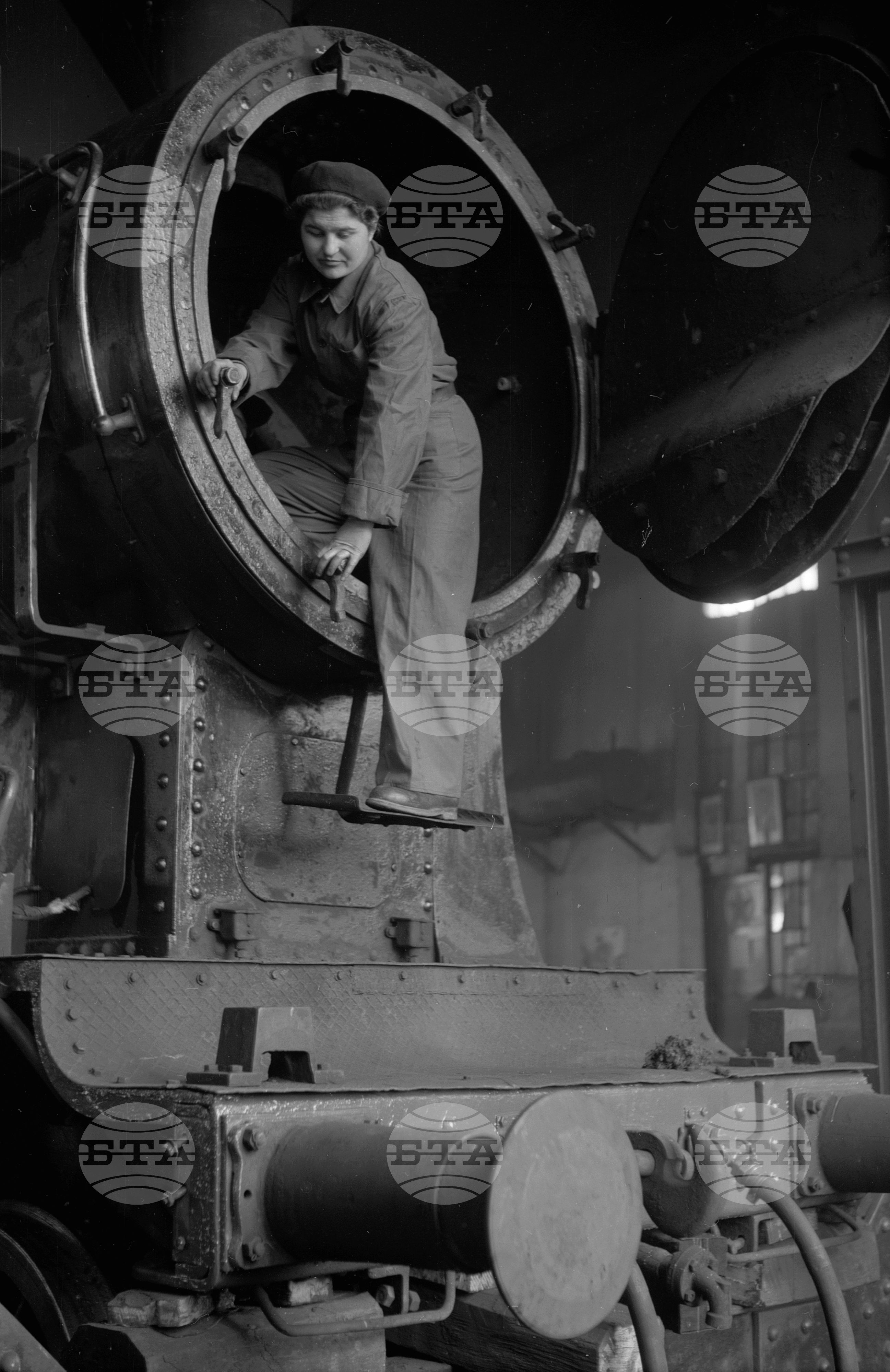 Първата жена локомотивен машинист у нас - 1953 година