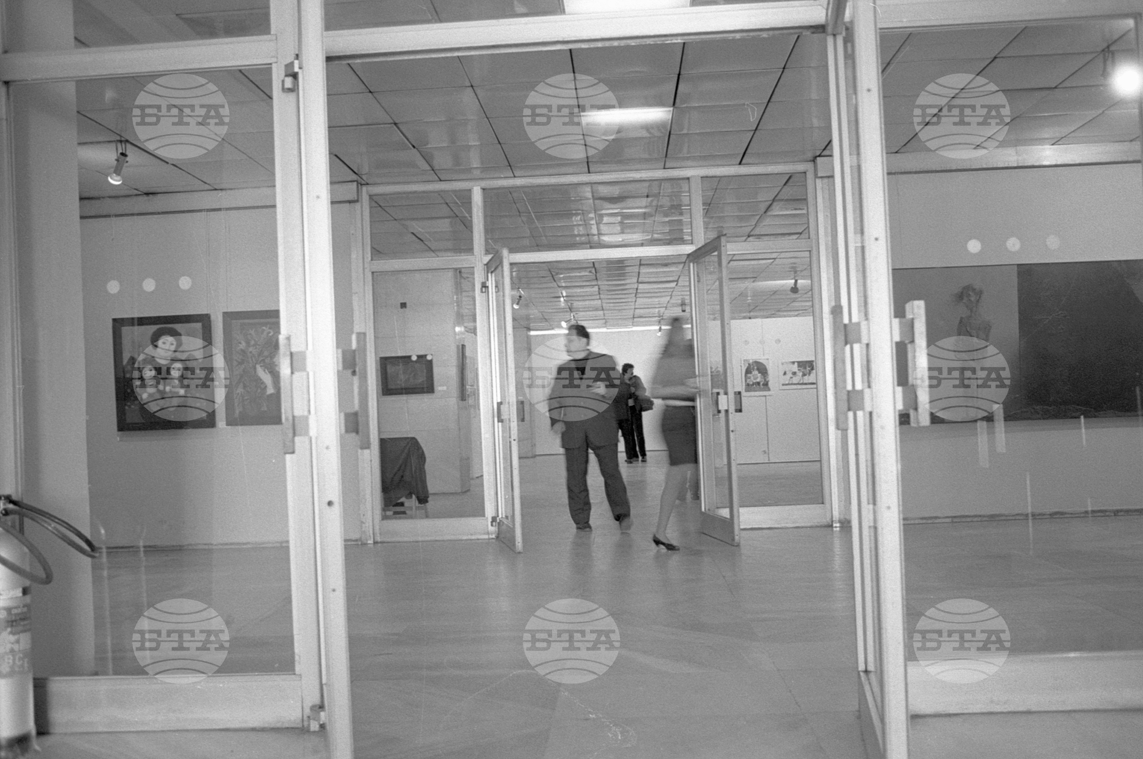Моменти от разглеждането на Общата художествена изложба за графика и скулптура в салона на улица "Шипка" 6