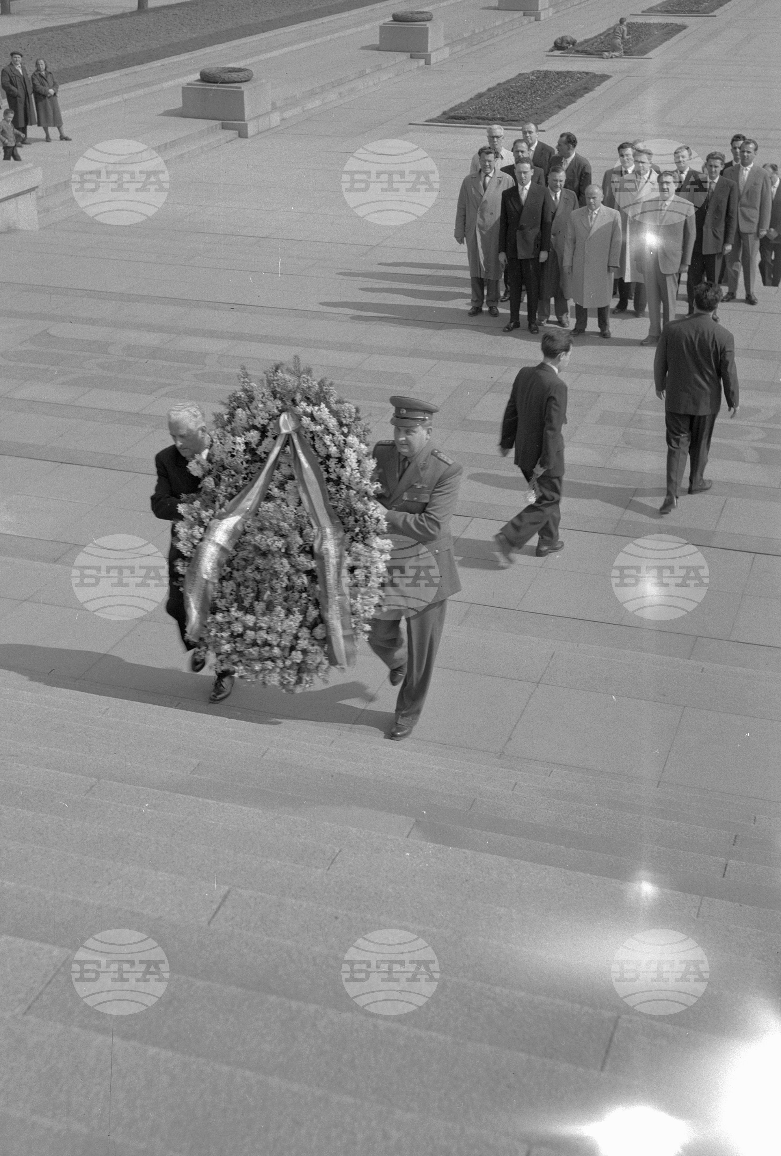 Поднасяне на венец пред паметника на Съветската армия