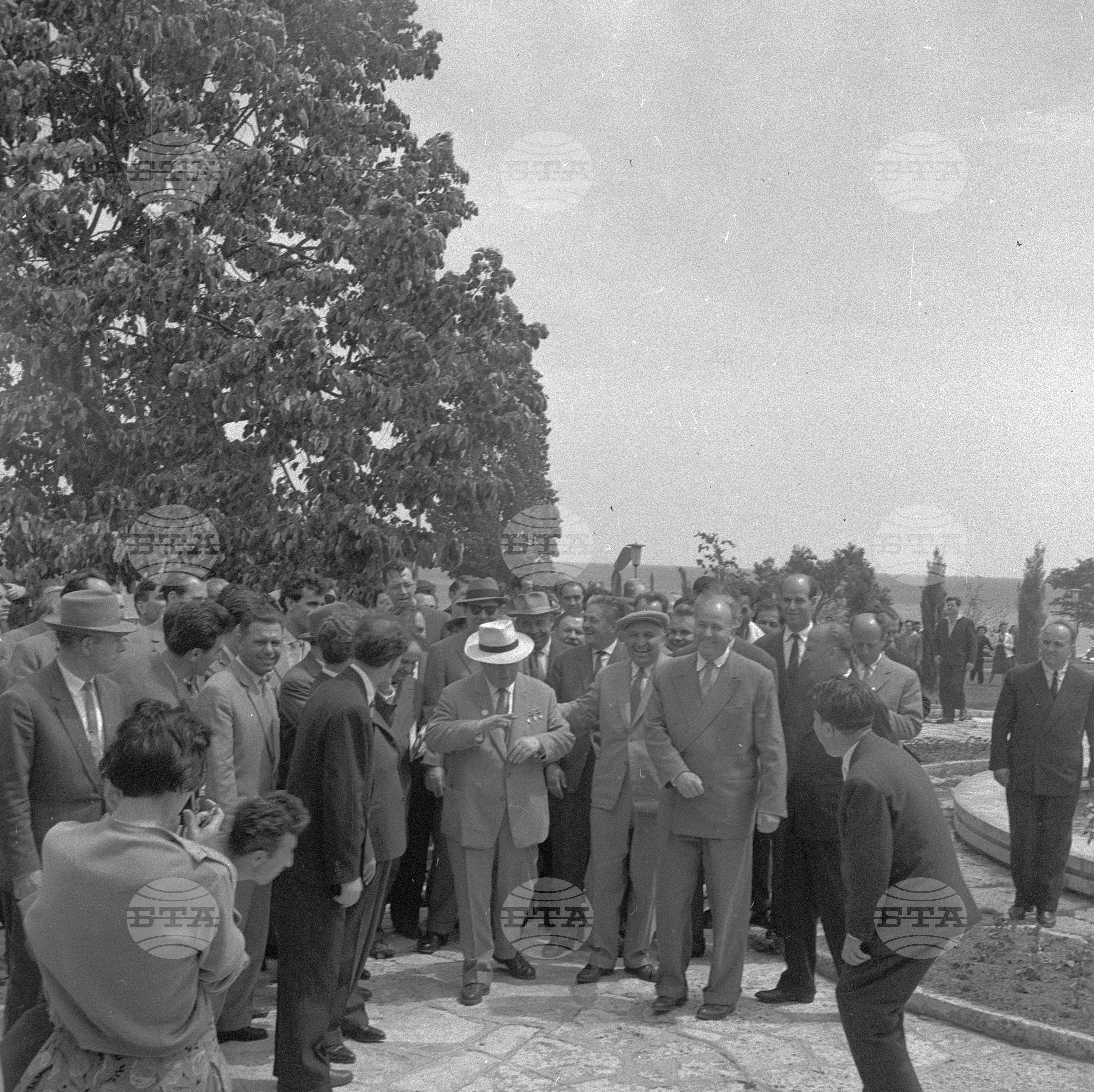 Съветска партийно-правителствена делегация, начело с Н. С. Хрушчов на обиколка из страната част 2