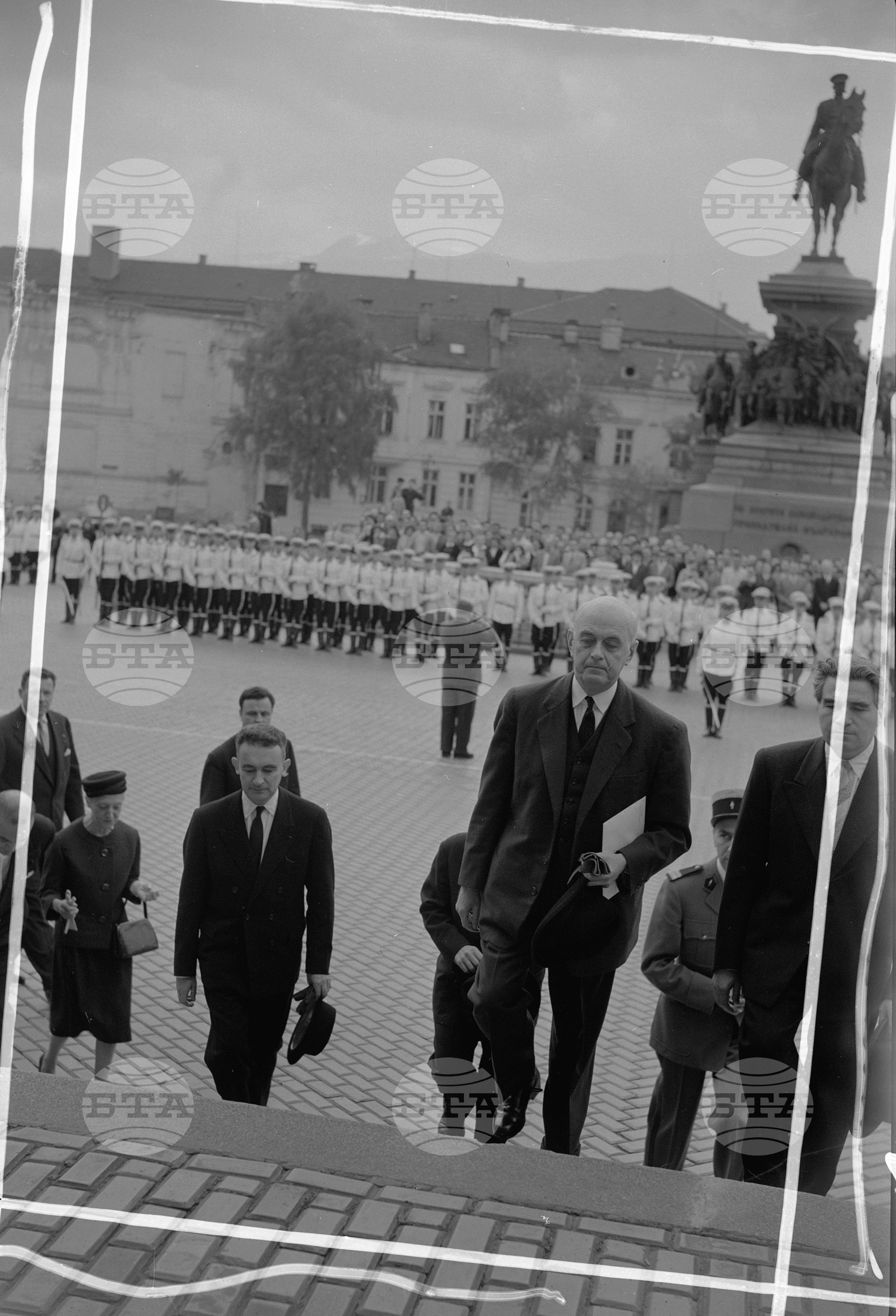 Извънредният пратеник и пълномощен министър на Франция Жак Коафар връчва акредитивните си писма