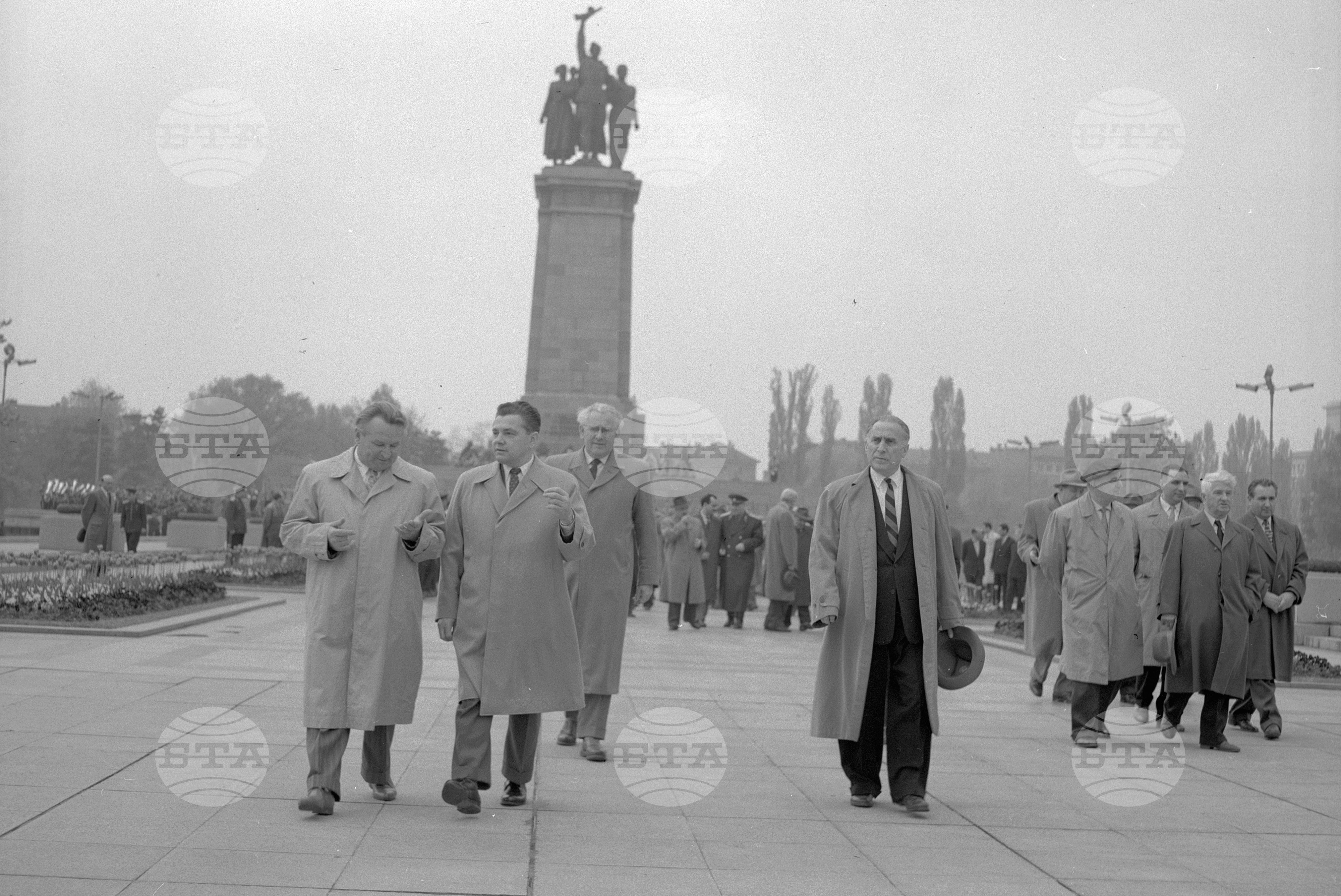 Венци пред паметника на Съветската армия, София