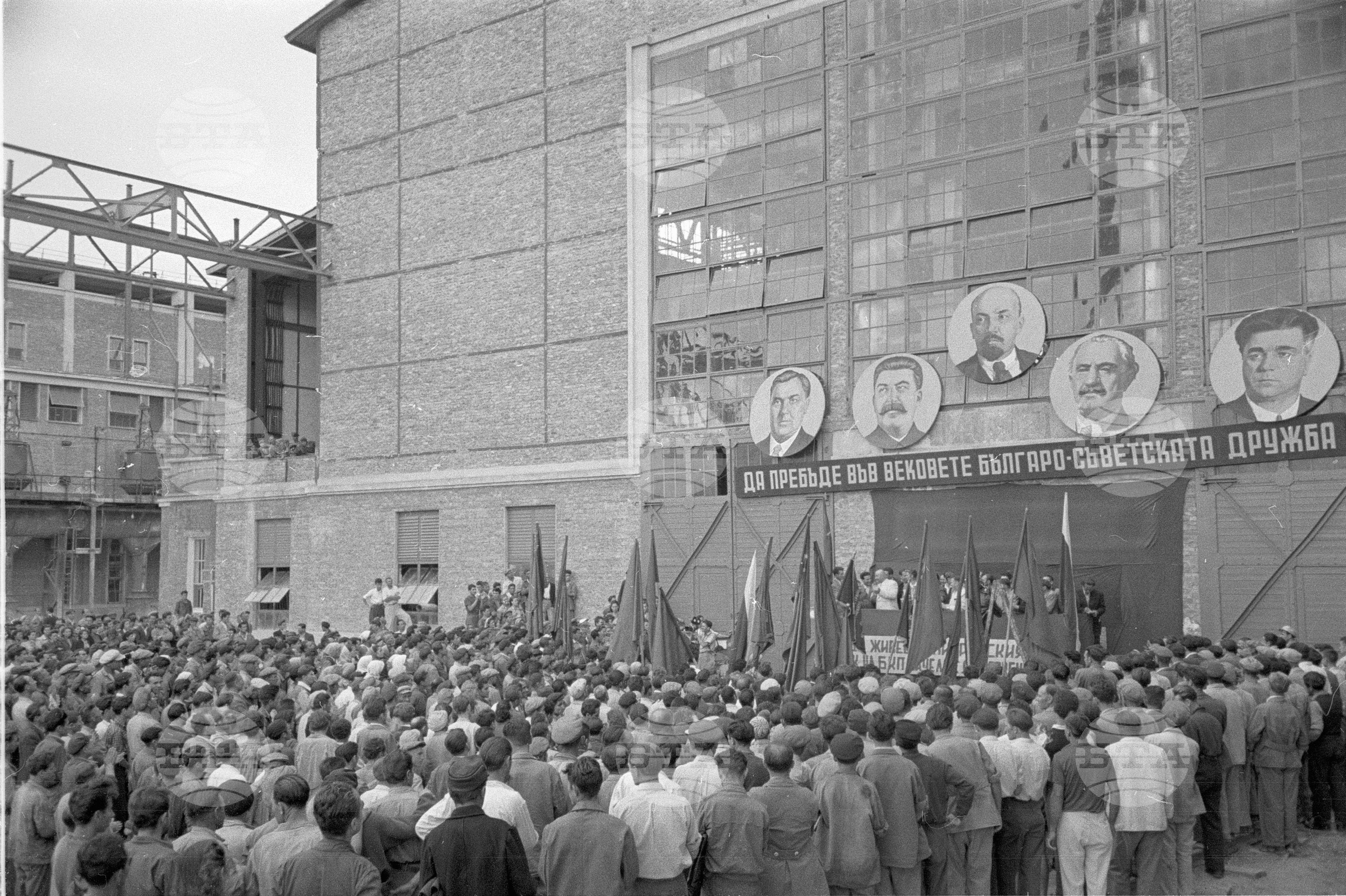Държавен металургичен завод „Ленин“ - 1953 година - отливане на първата българска стомана