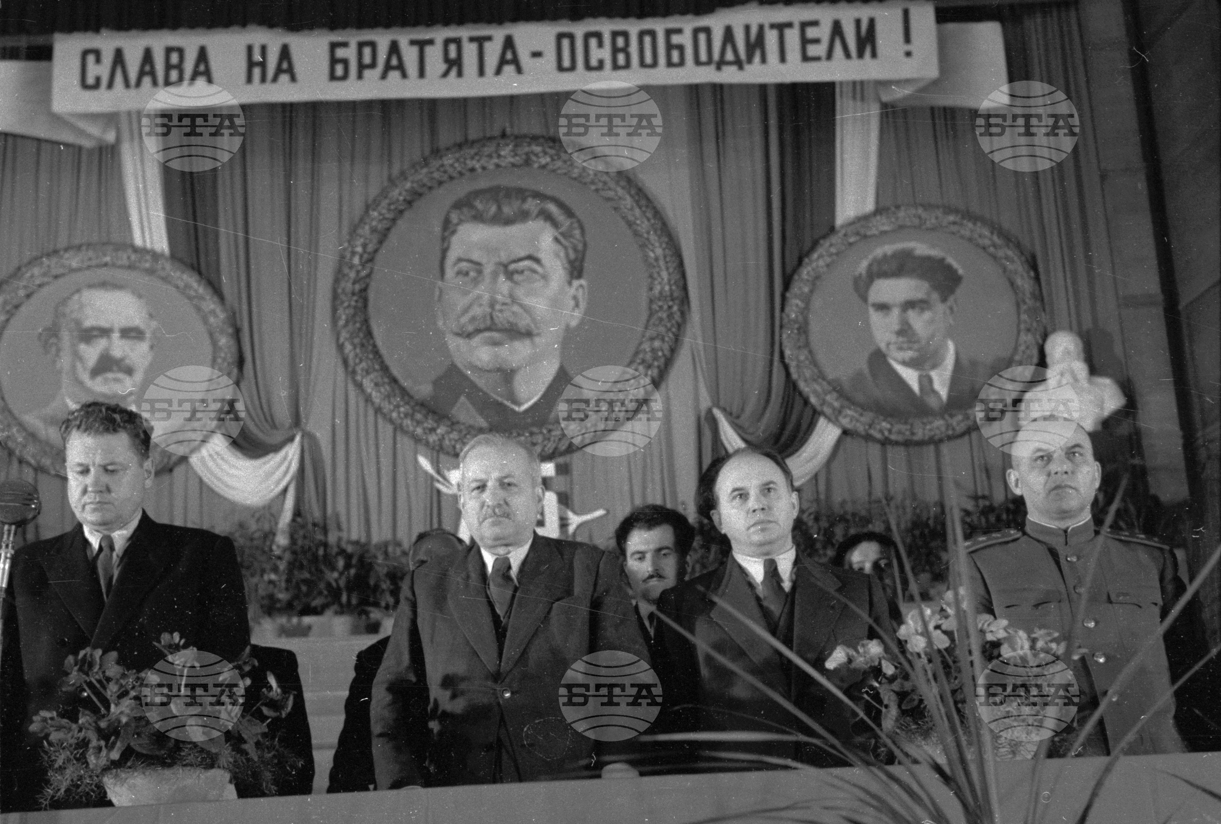 Тържествено събрание в зала „България" по случай 75-годишнината от освобождението на София