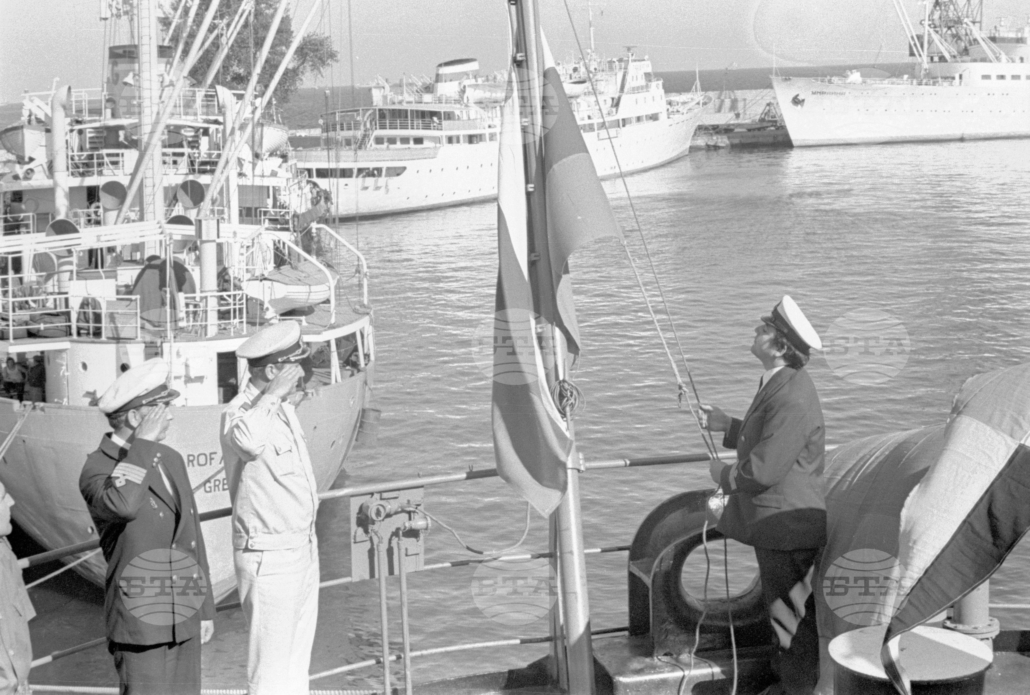 На кораб "Виден" се вее родният трибагреник - 1972 година