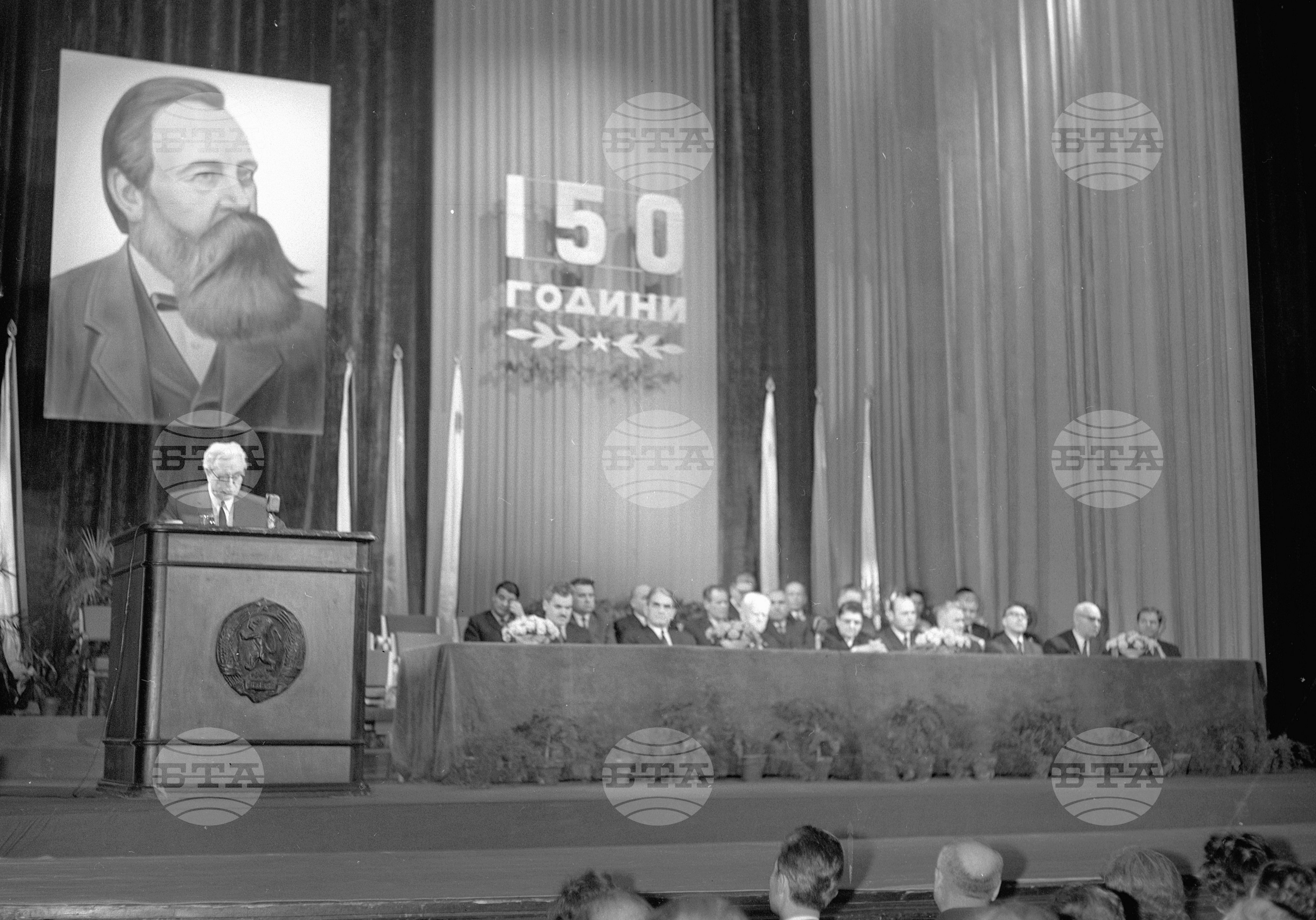 Събрание в народния театър посветено на 150 г. от рождението на Фридрих Енгелс. Говори академик Сава Гановски