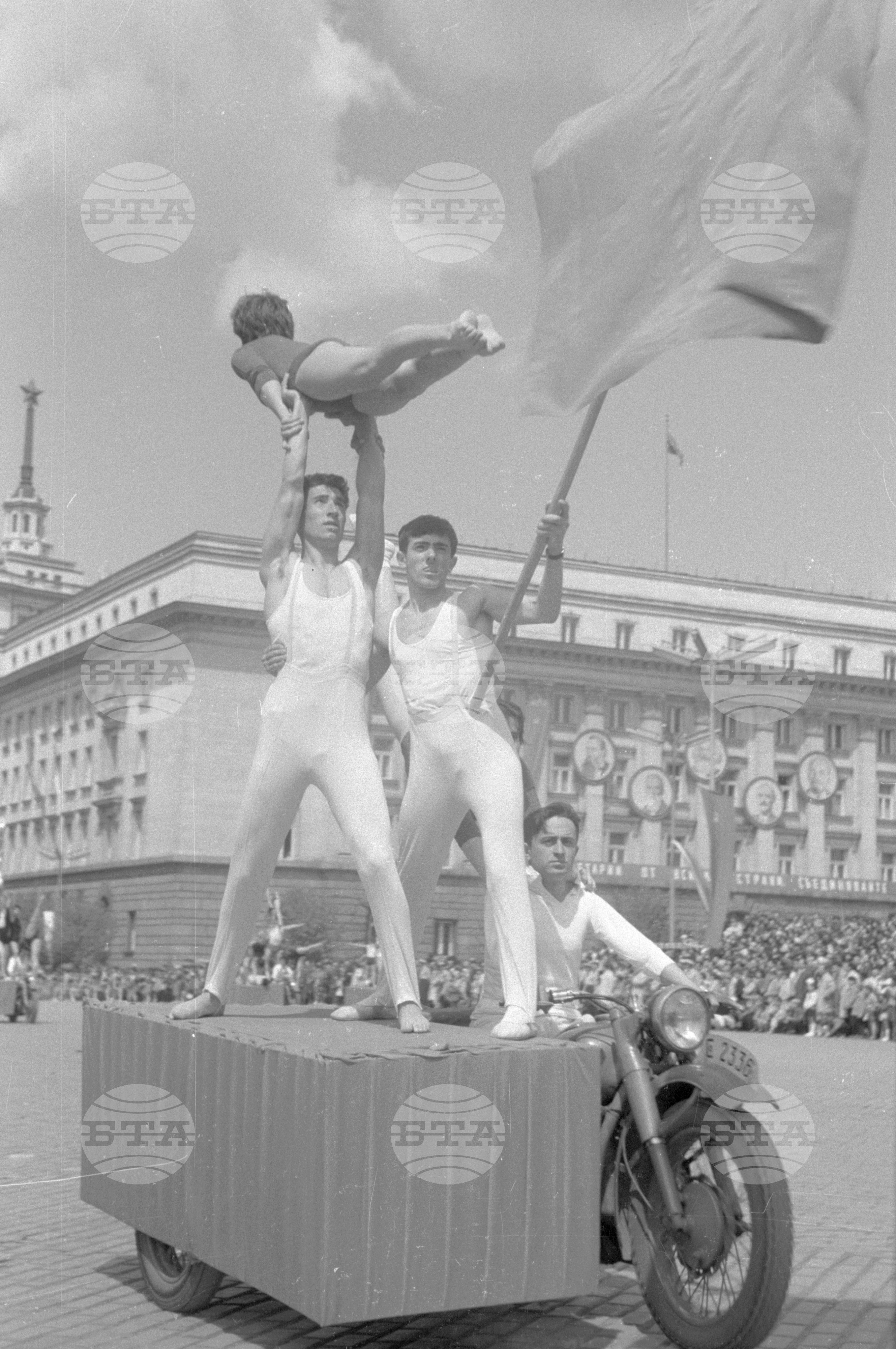 Първомайска манифестация в столицата 1962г. част 4