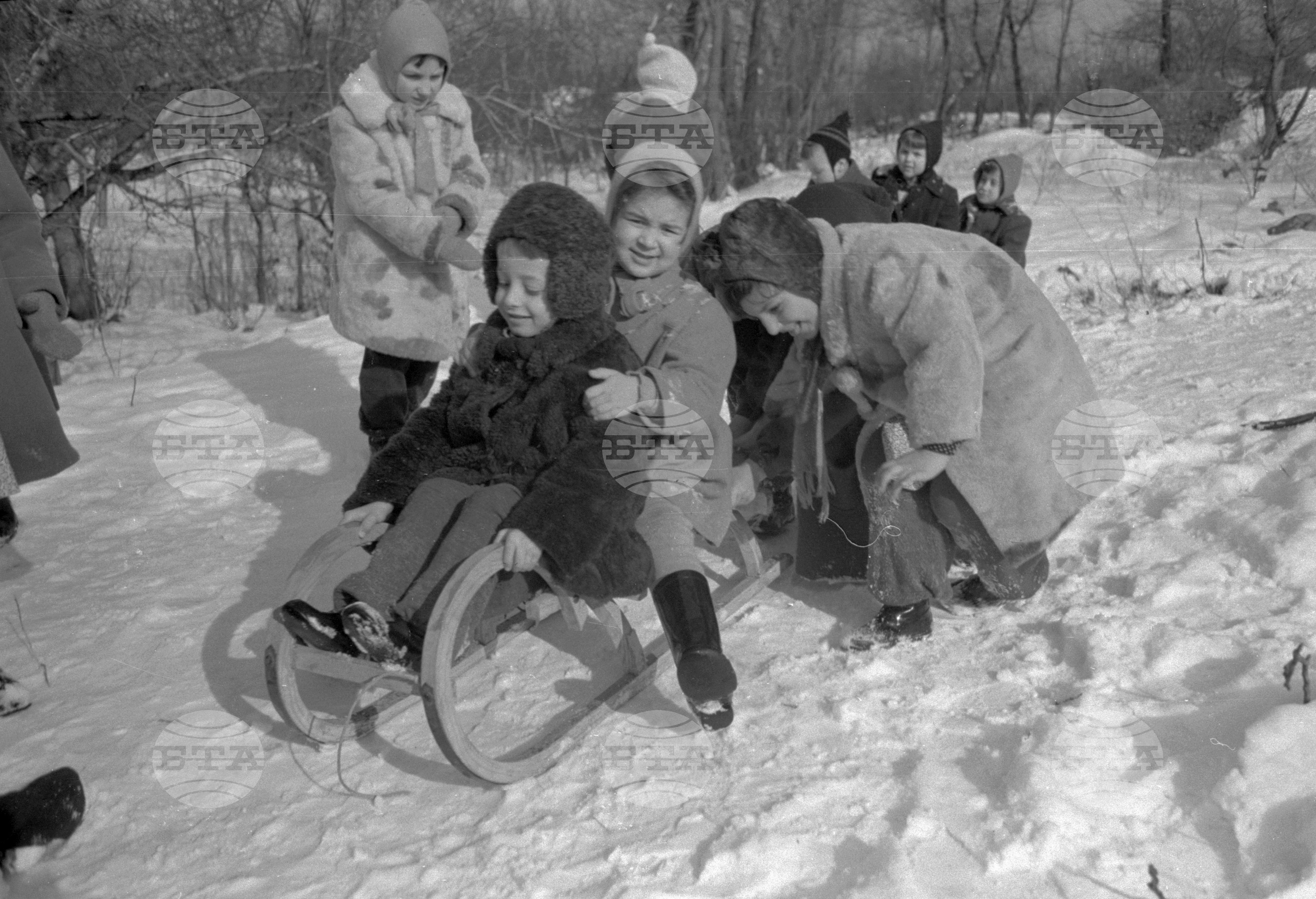 Зимни снимки в седмичната детска градина за деца на служители на МНО (Министерство на народната отбрана)