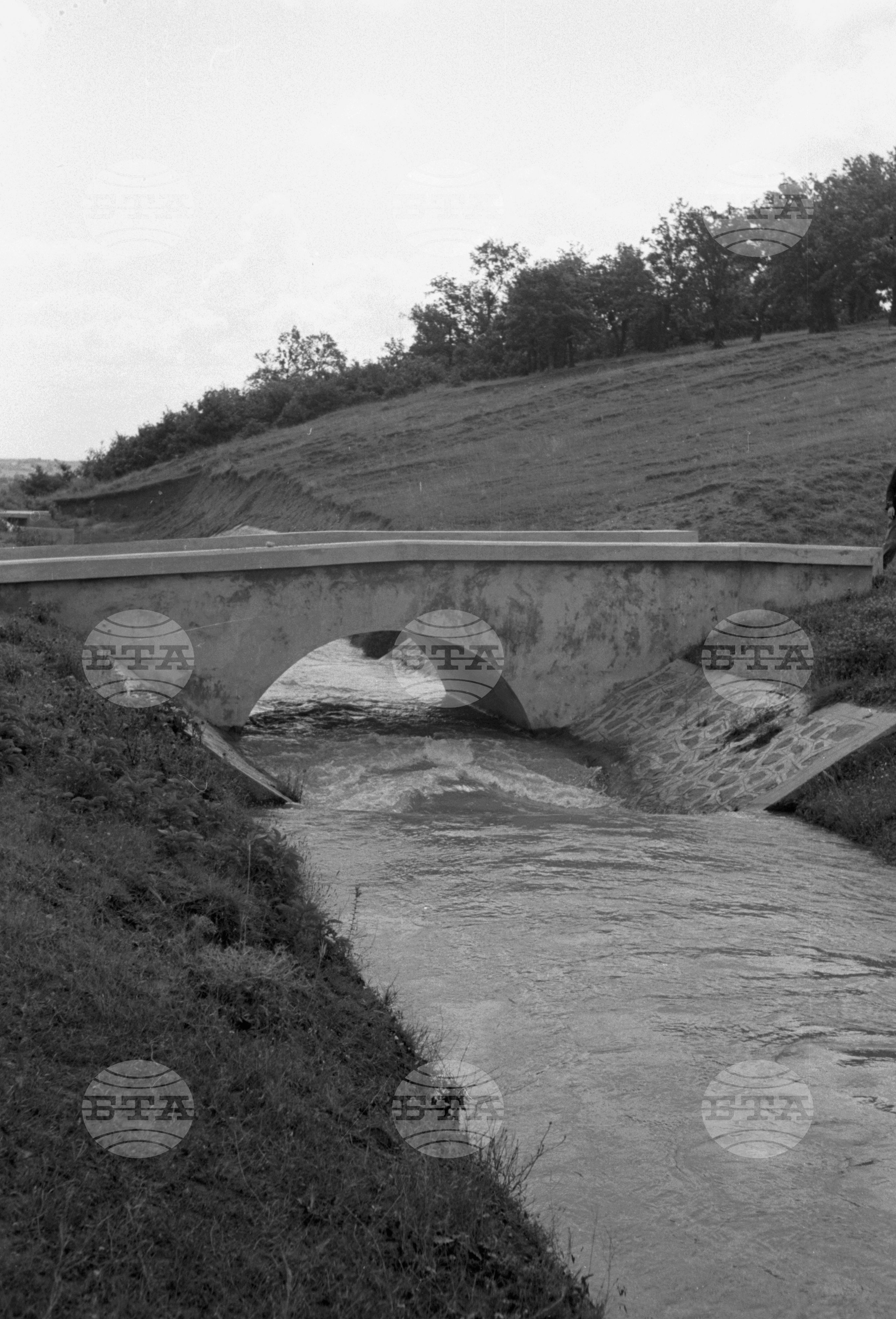 Напоителните канали на язовир „Александър Стамболийски“ в землищата на селата Лесичери и Михалци, Павликени