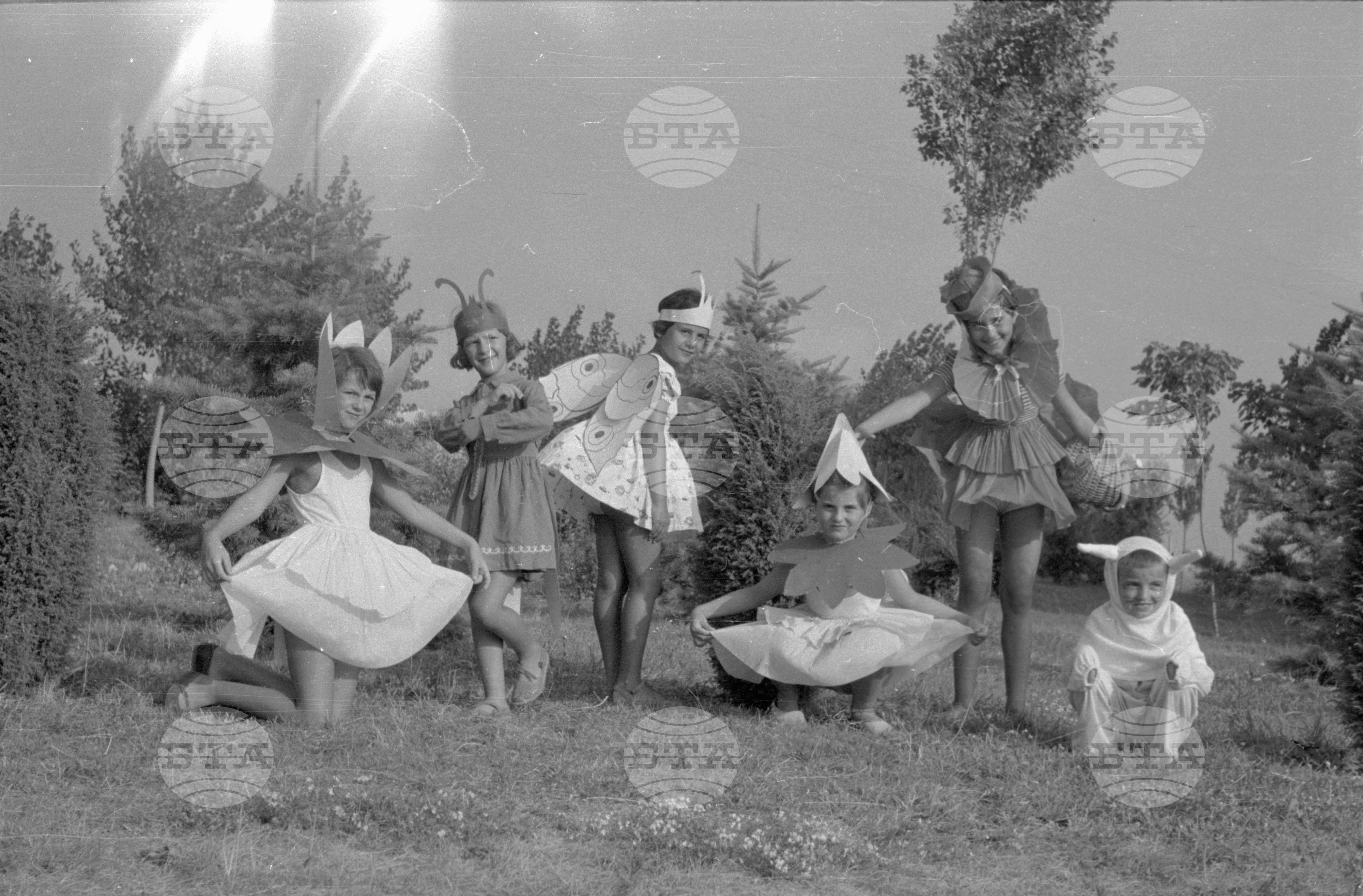 Пионери от Министерството на земеделието на плажа в Несебър 1962г
