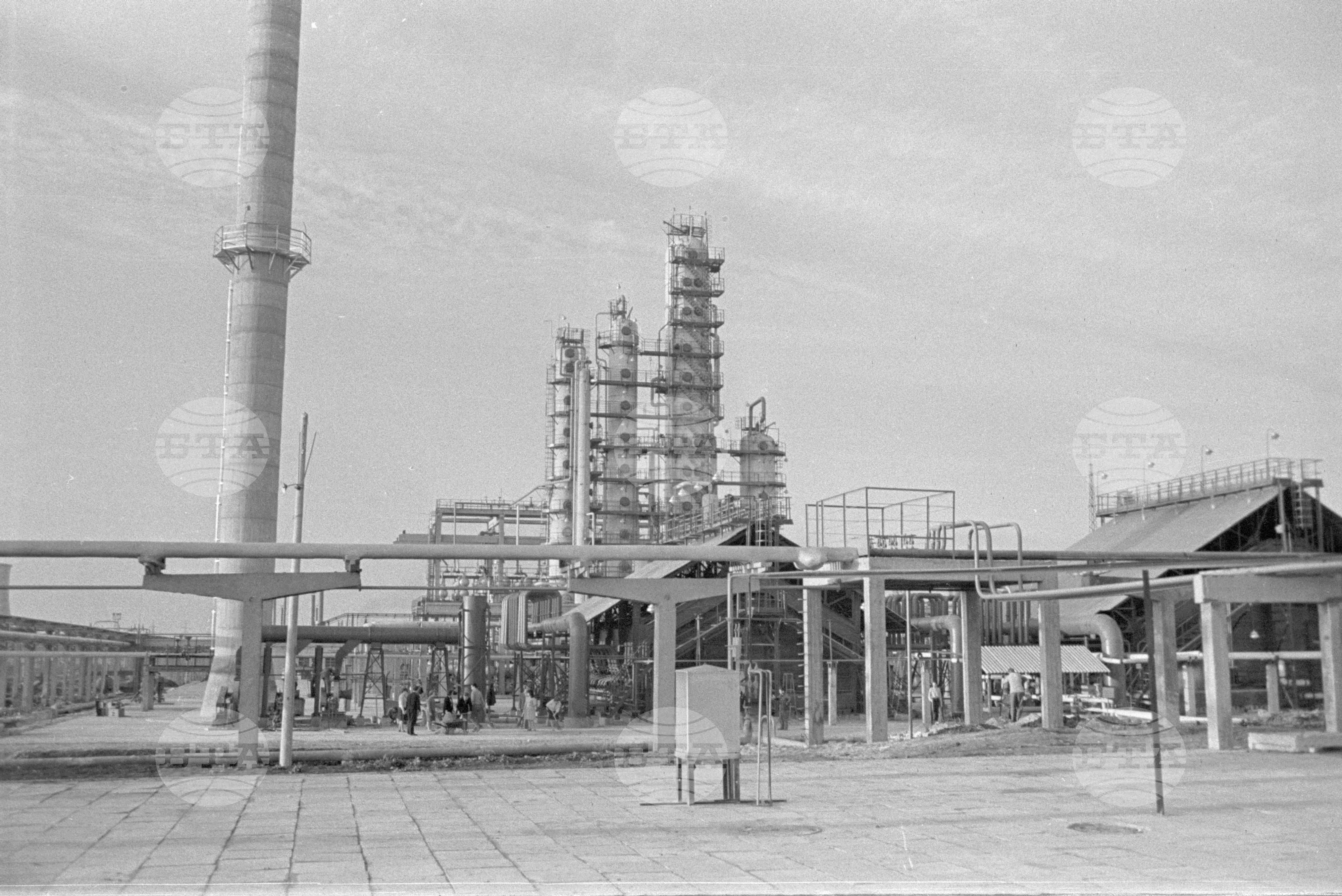 Влиза в пробна експлоатация ІІ-ра атмосферна инсталация на Нефтопреработвателния завод край Бургас