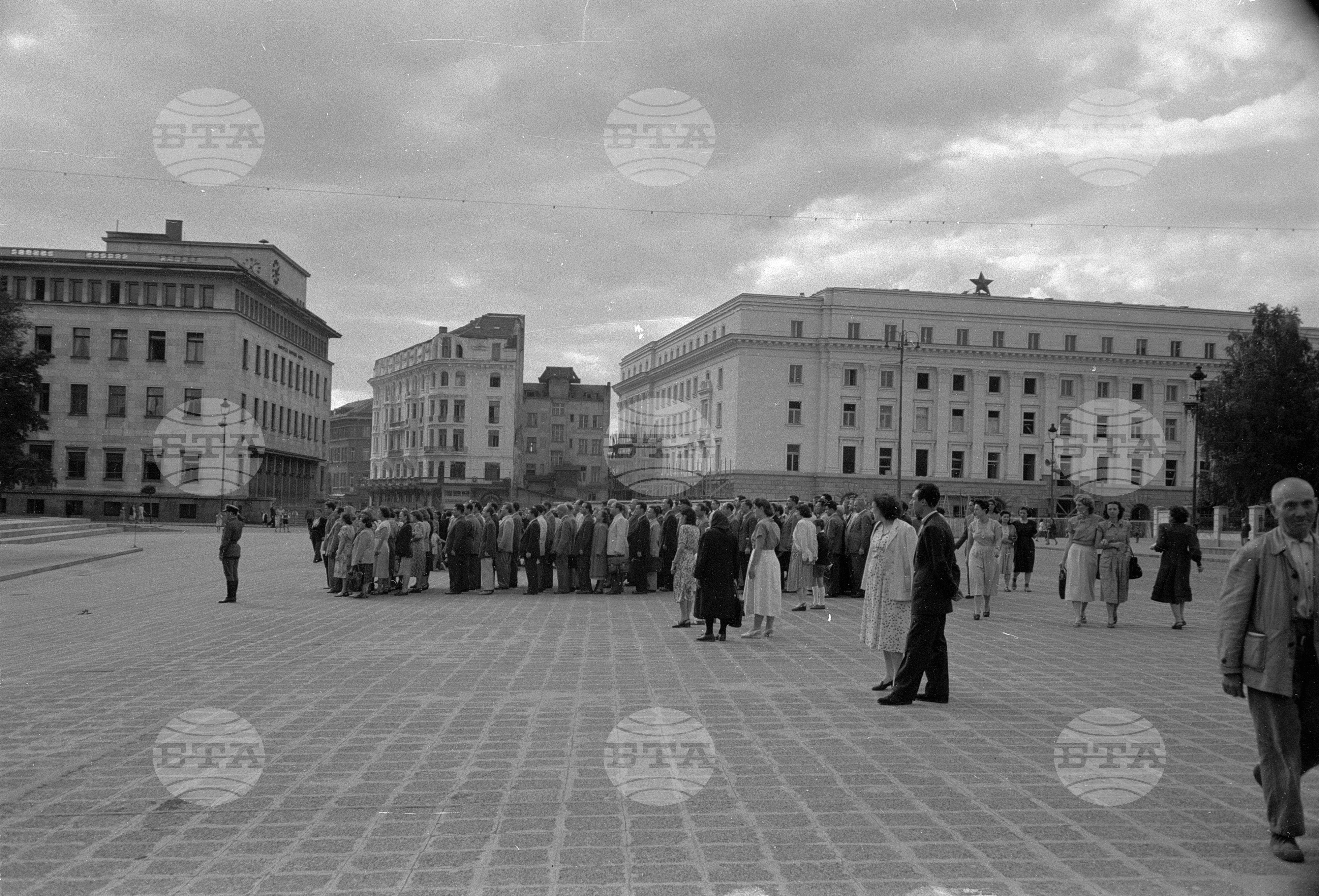 Полагане венци пред Мавзолея на Георги Димитров