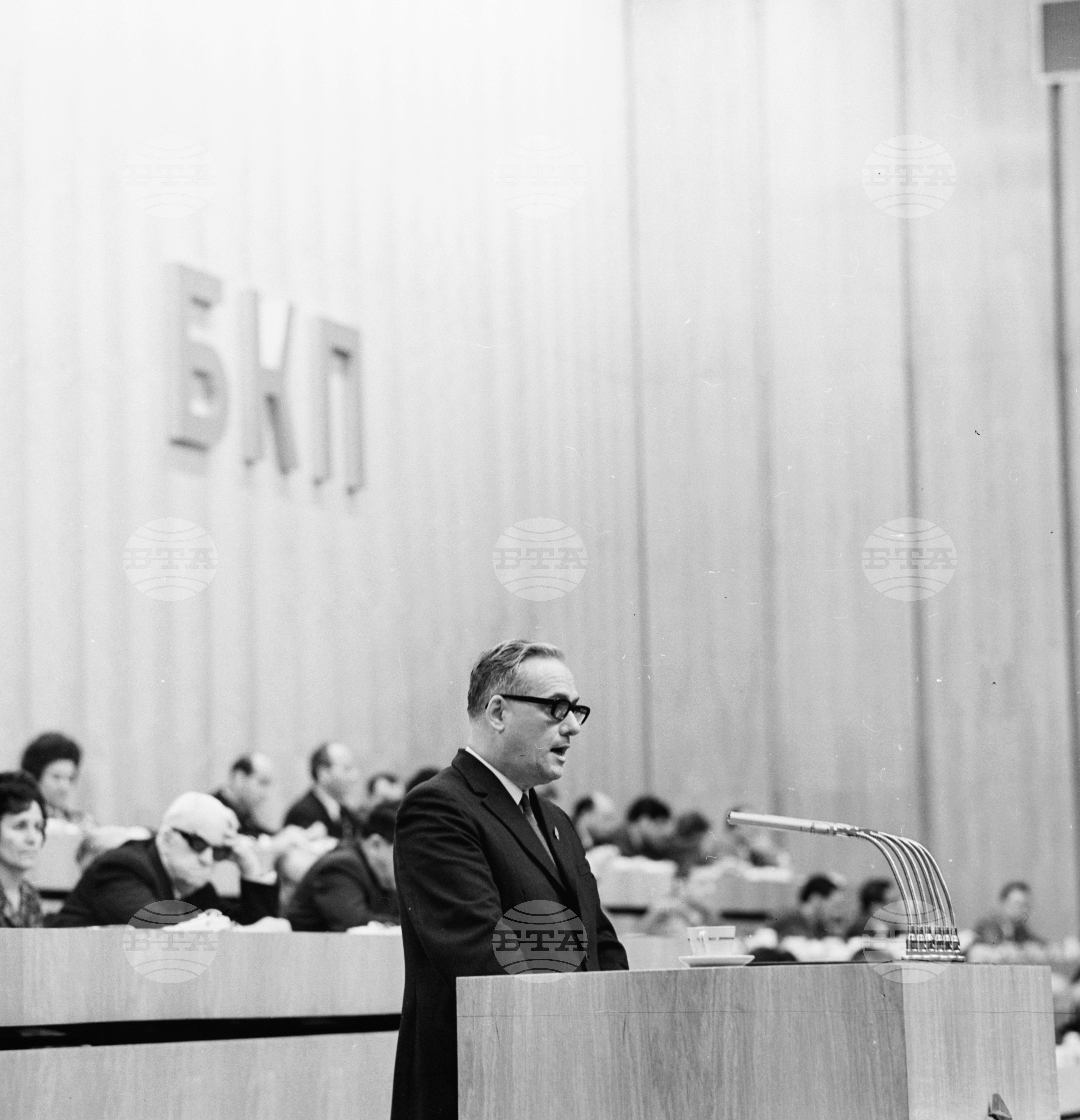 Тодор Живков, Леонид Брежнев и К. Мишев на Х конгрес