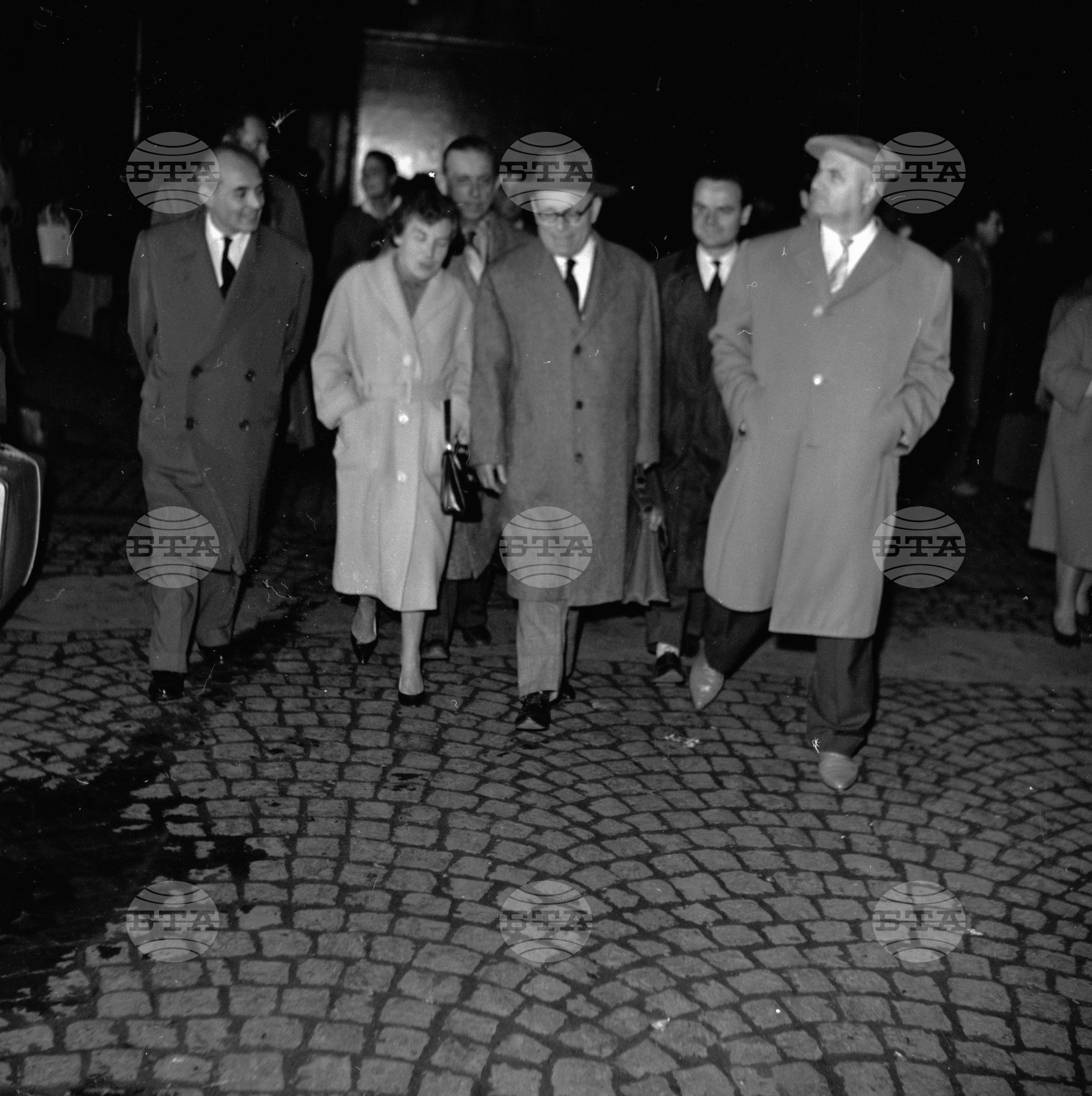 Посрещане на италианската партийна делегация на гара София за VIII конгрес на БКП (Българската комунистическа партия)