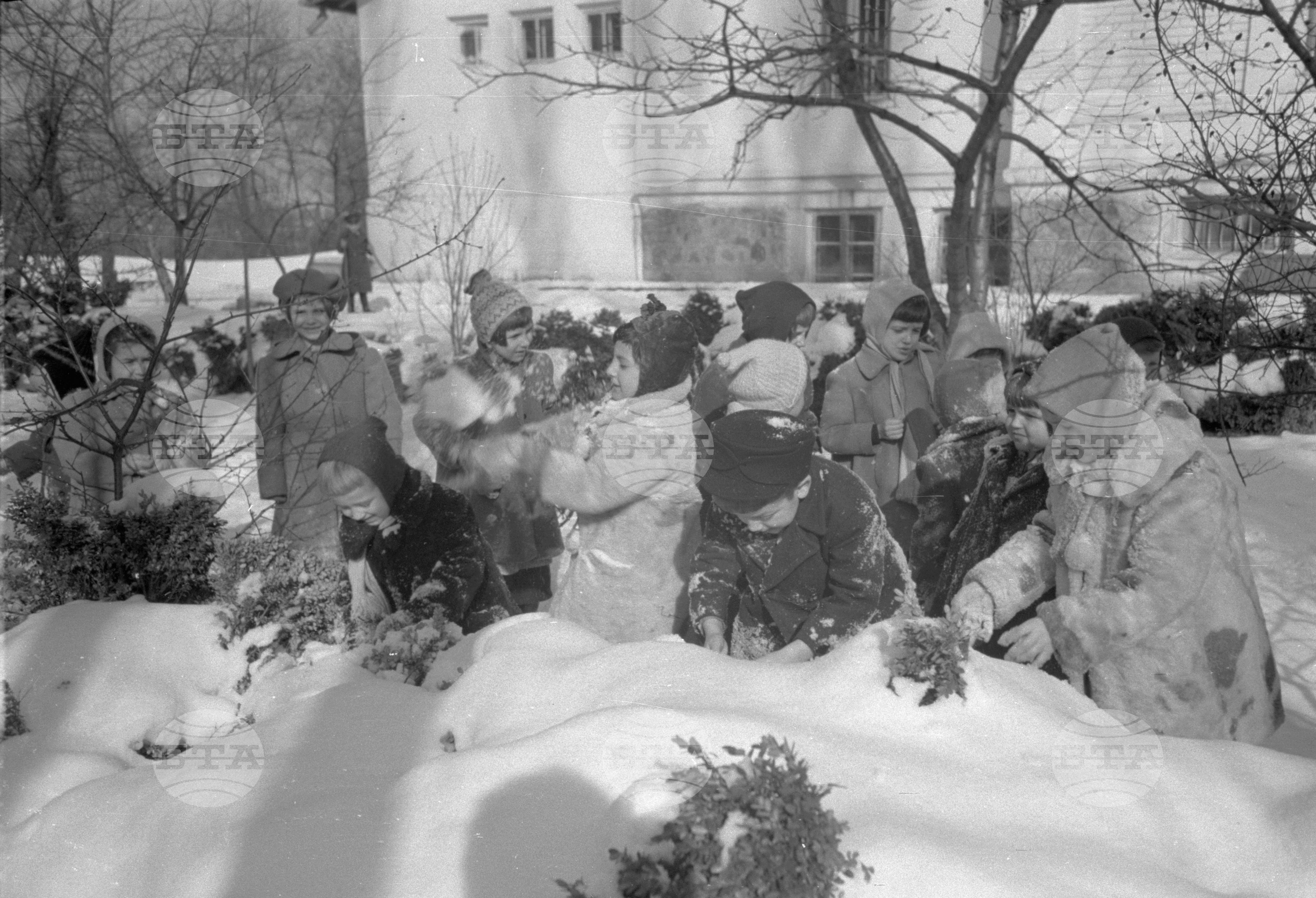 Зимни снимки в седмичната детска градина за деца на служители на МНО (Министерство на народната отбрана)