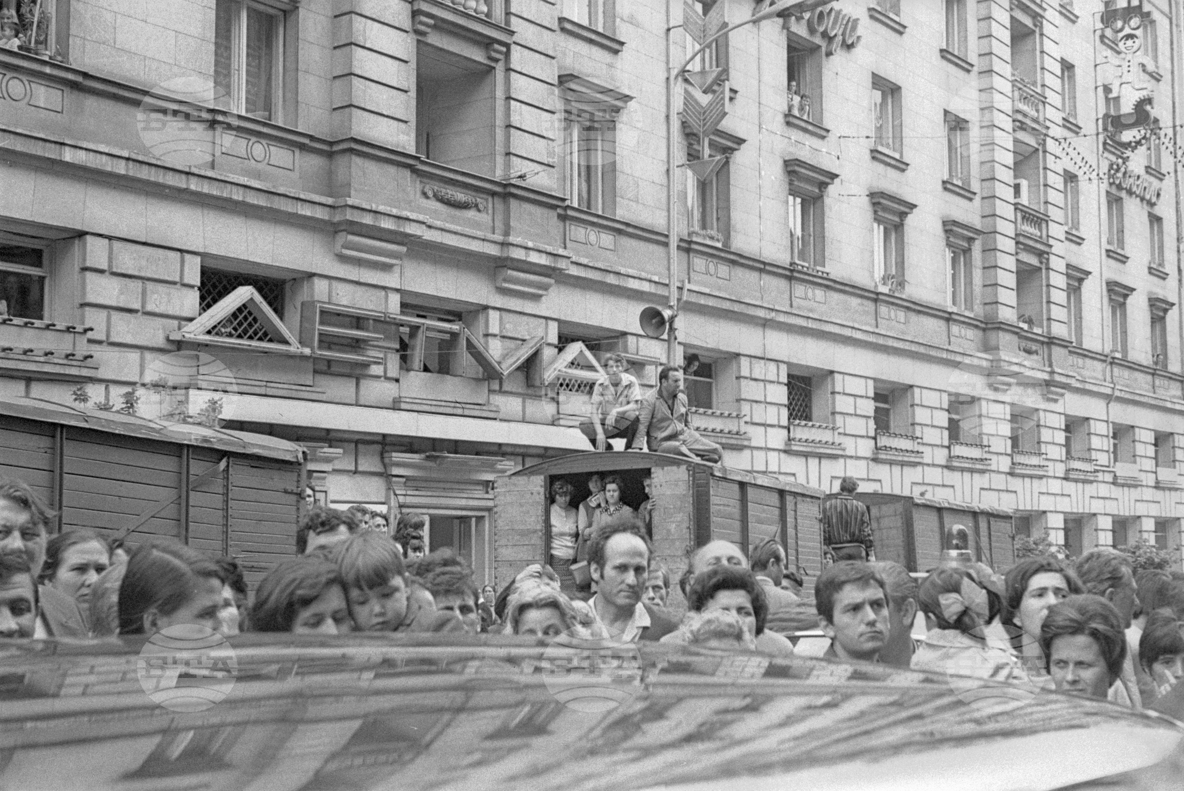 Космонавтите в ЦК на ДКМС (Централен комитет на Димитровски комунистически младежки съюз)