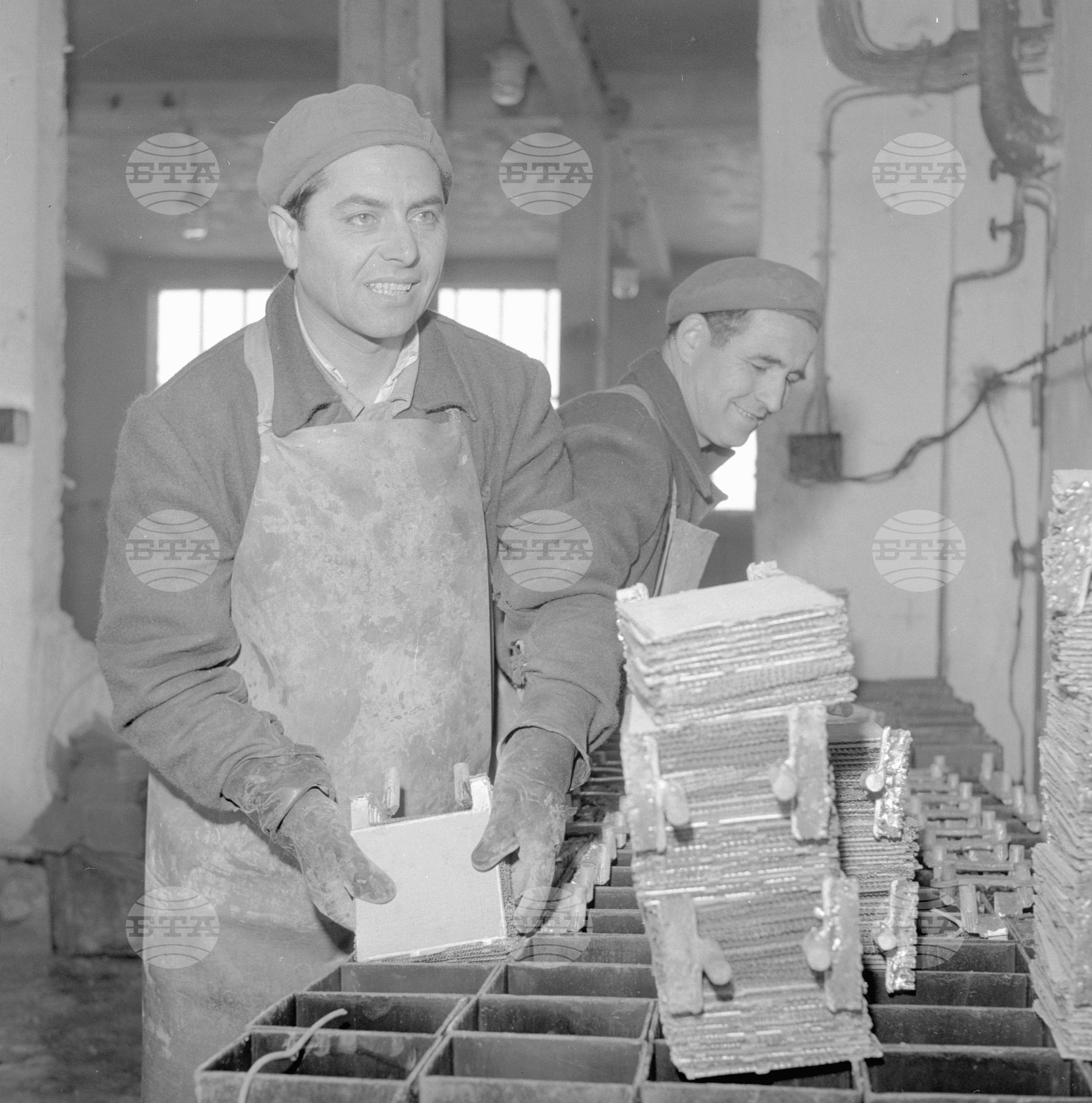 В държавния завод за акумулатори - Търговище - декември 1962 година