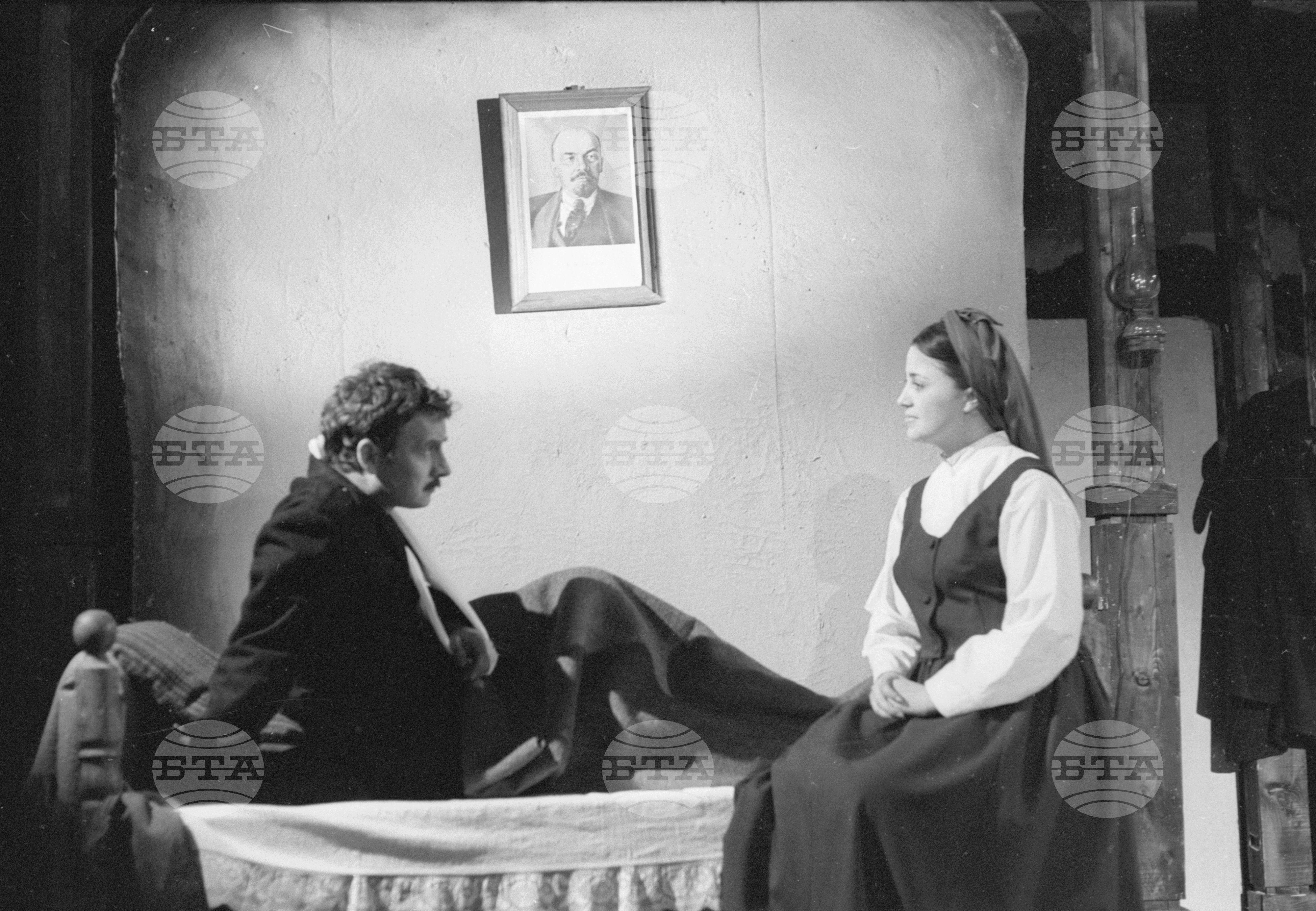 "Ленин влезе в нашия дом " от Георги Караславов, Постановка - Надежда Сейкова