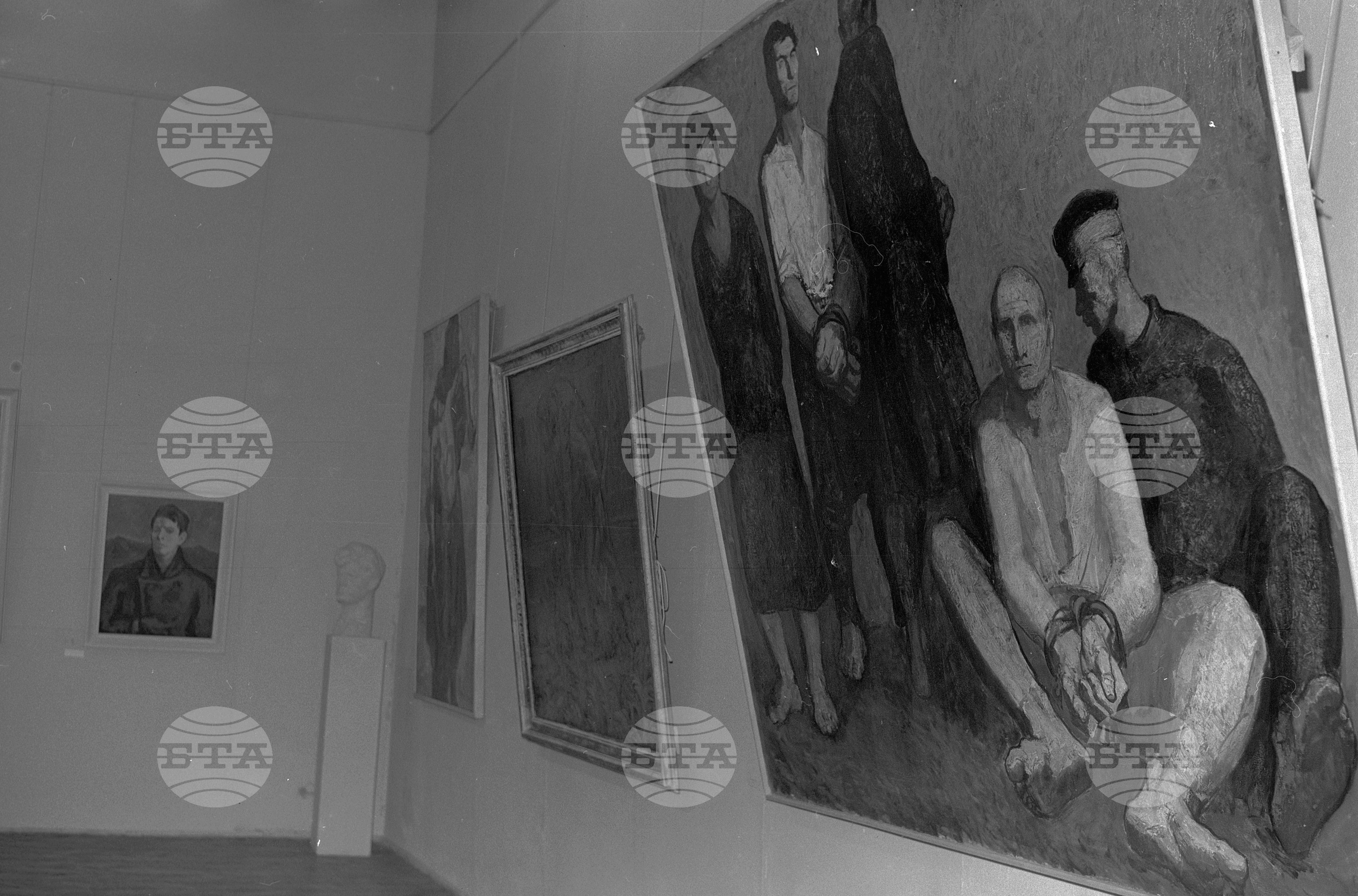 Партийни и държавни ръководители, начело с другар Тодор Живков, посетиха общата художествена изложба, посветена на Септемврийското въстание през 1923 година