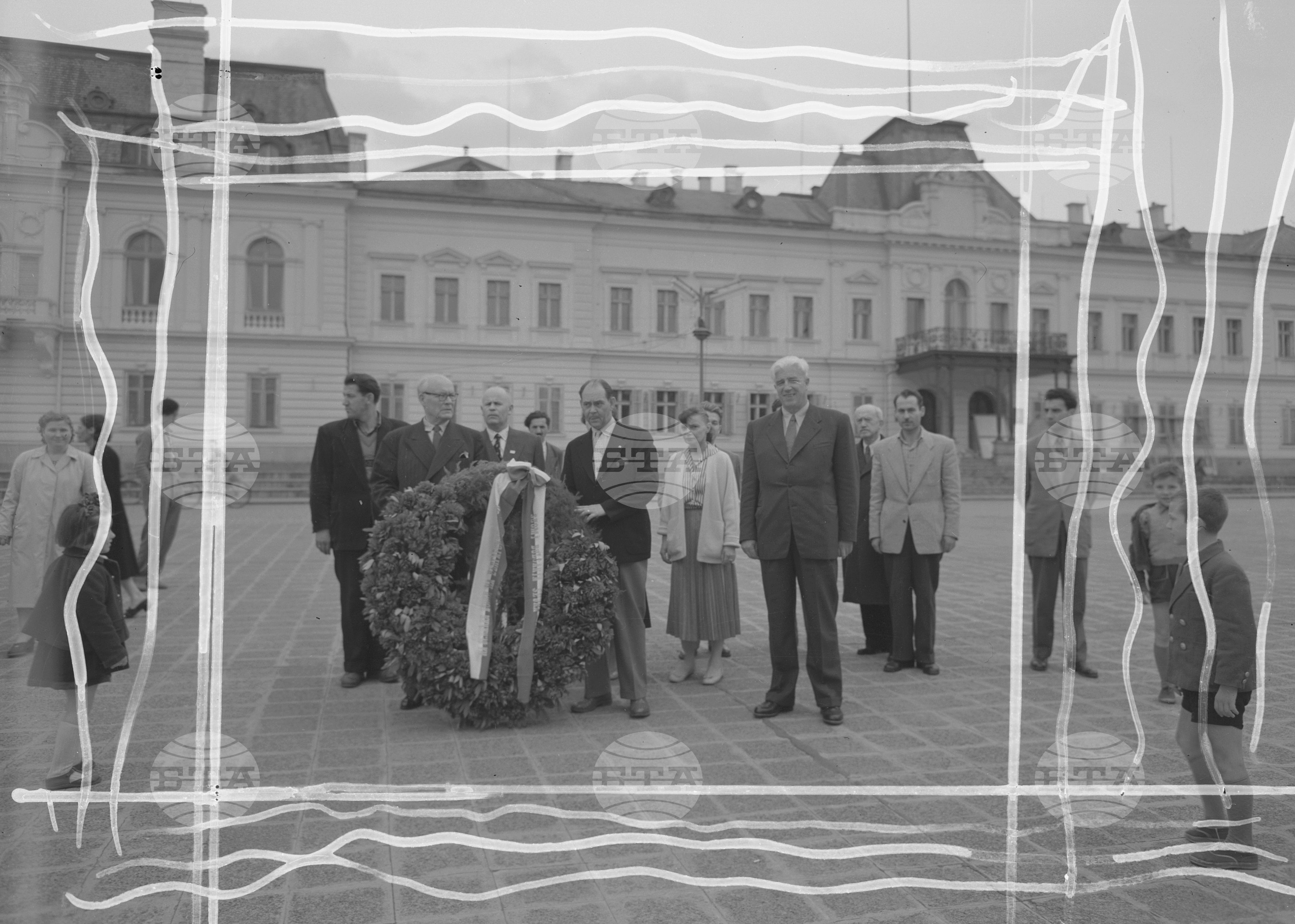 Полагане венец пред Мавзолея на Георги Димитров от Финландска културна делегация