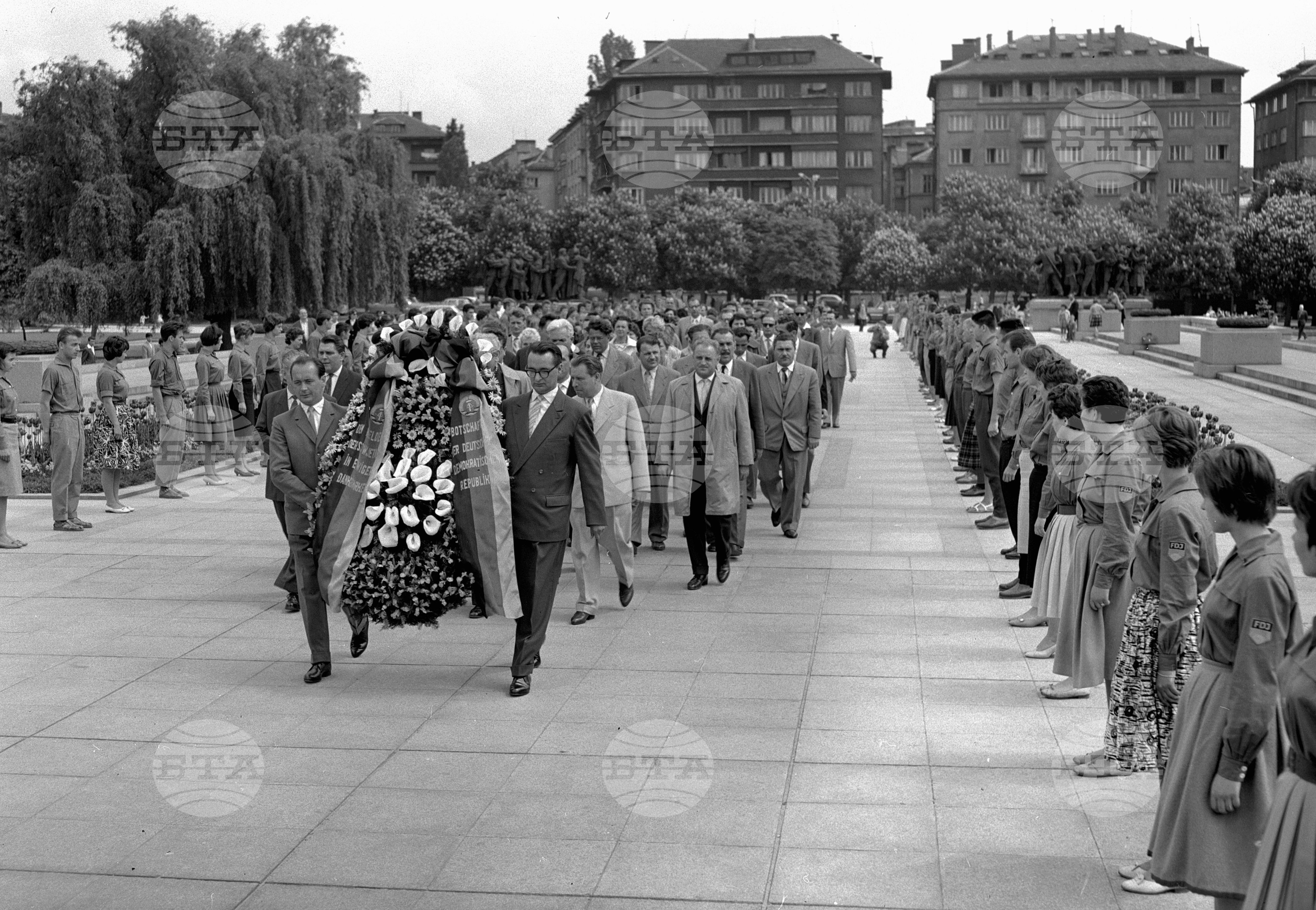 Венец пред паметника на Съветската армия от посолството на ГДР (Германска демократична република)