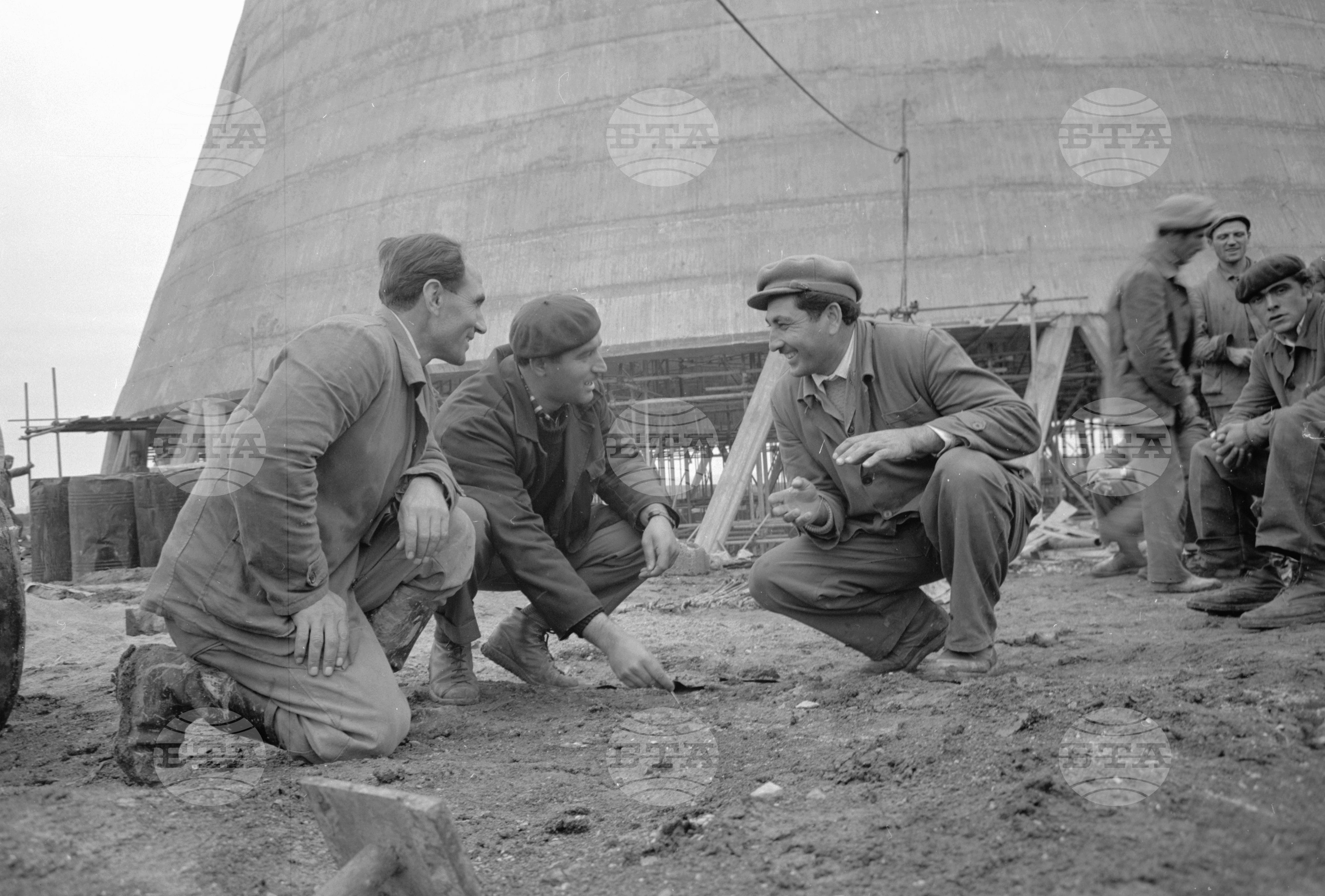 На строежа на Нефтопреработвателния завод край Бургас 1962 година част 2