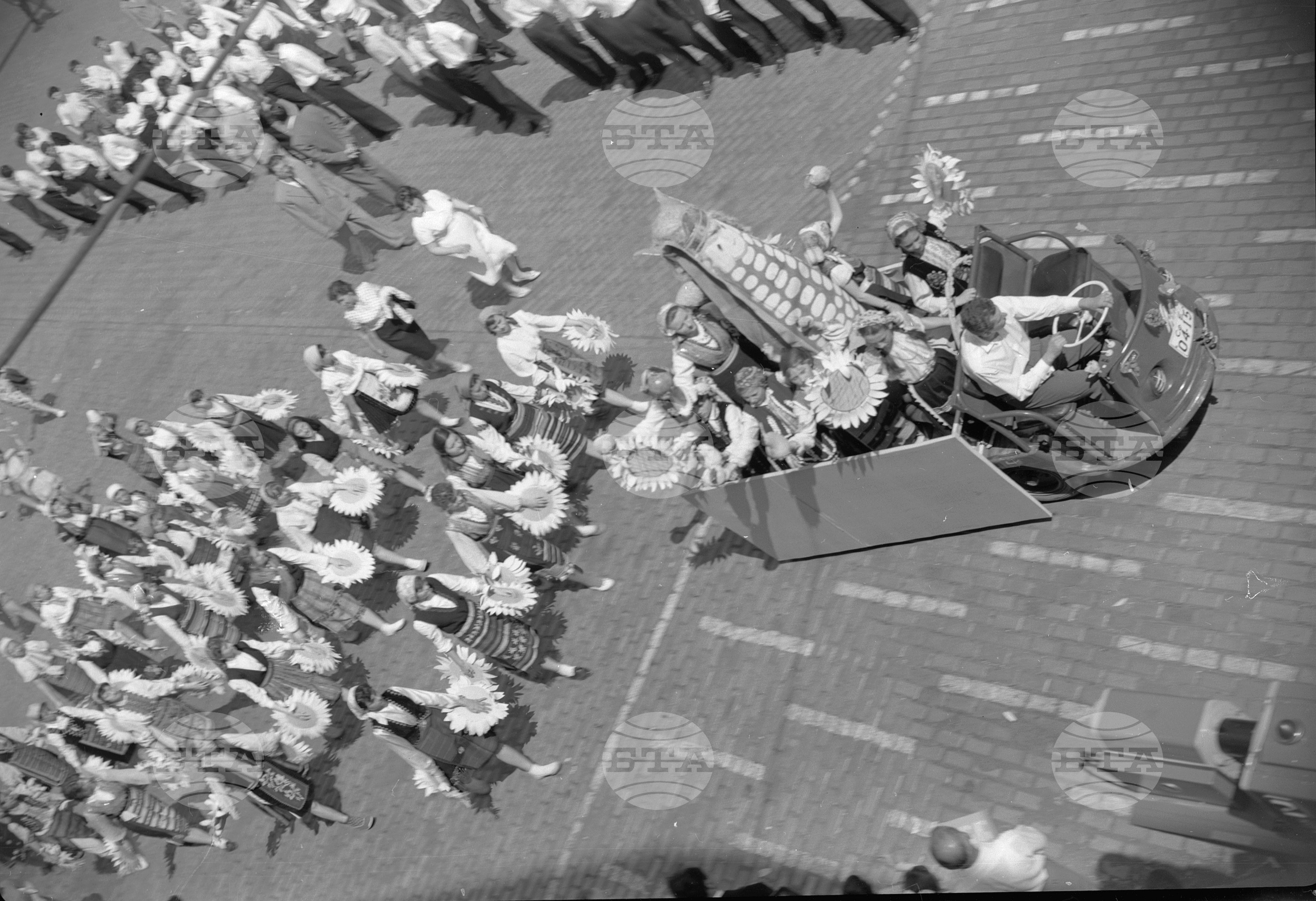 Възторжена манифестация на учащите се от столицата по случай празника на Българската просвета и култура част 2